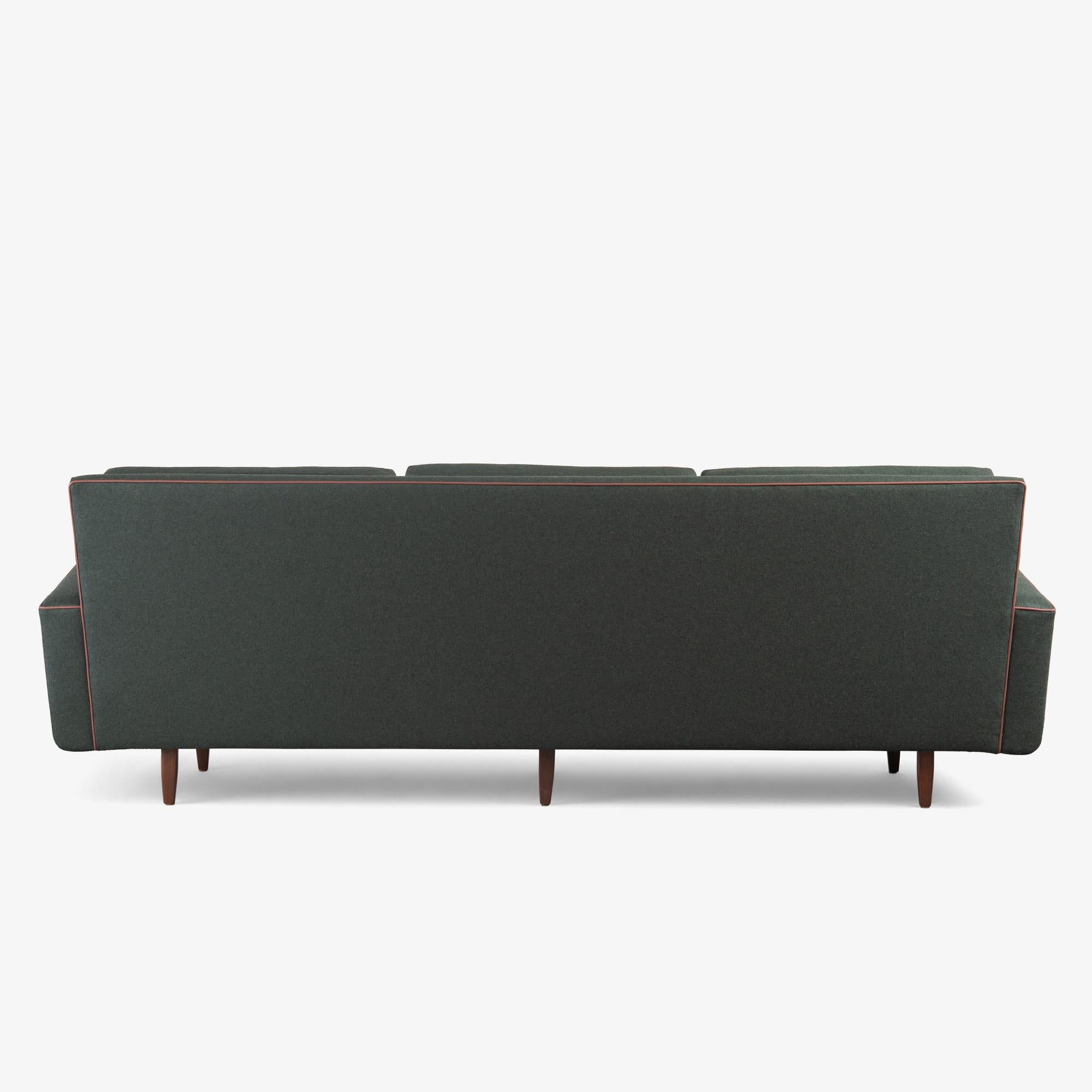 Canapé « Modèle 26 » Florence Knoll en laine britannique vert forêt et passepoil en cuir Bon état - En vente à Stamford, CT