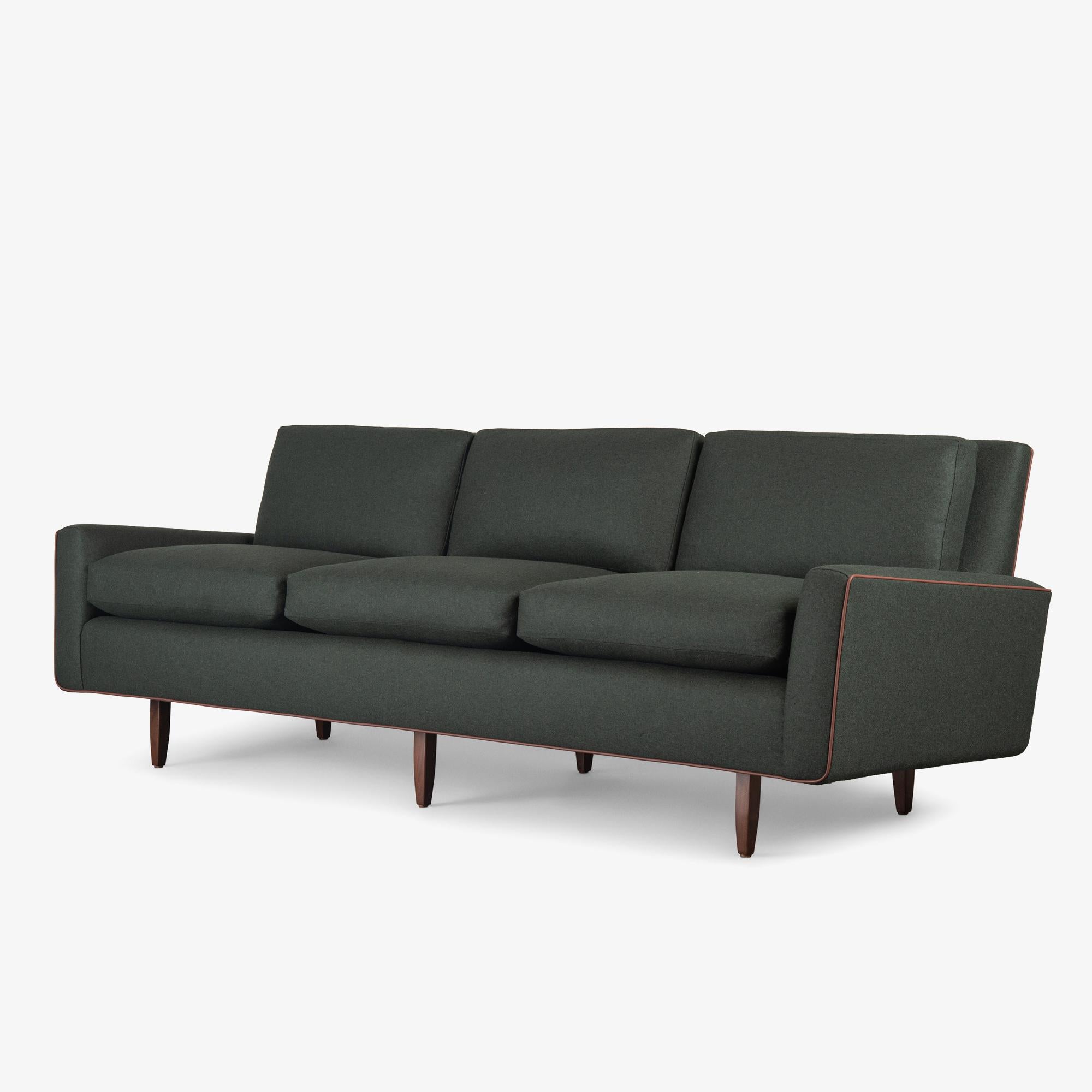 Milieu du XXe siècle Canapé « Modèle 26 » Florence Knoll en laine britannique vert forêt et passepoil en cuir en vente