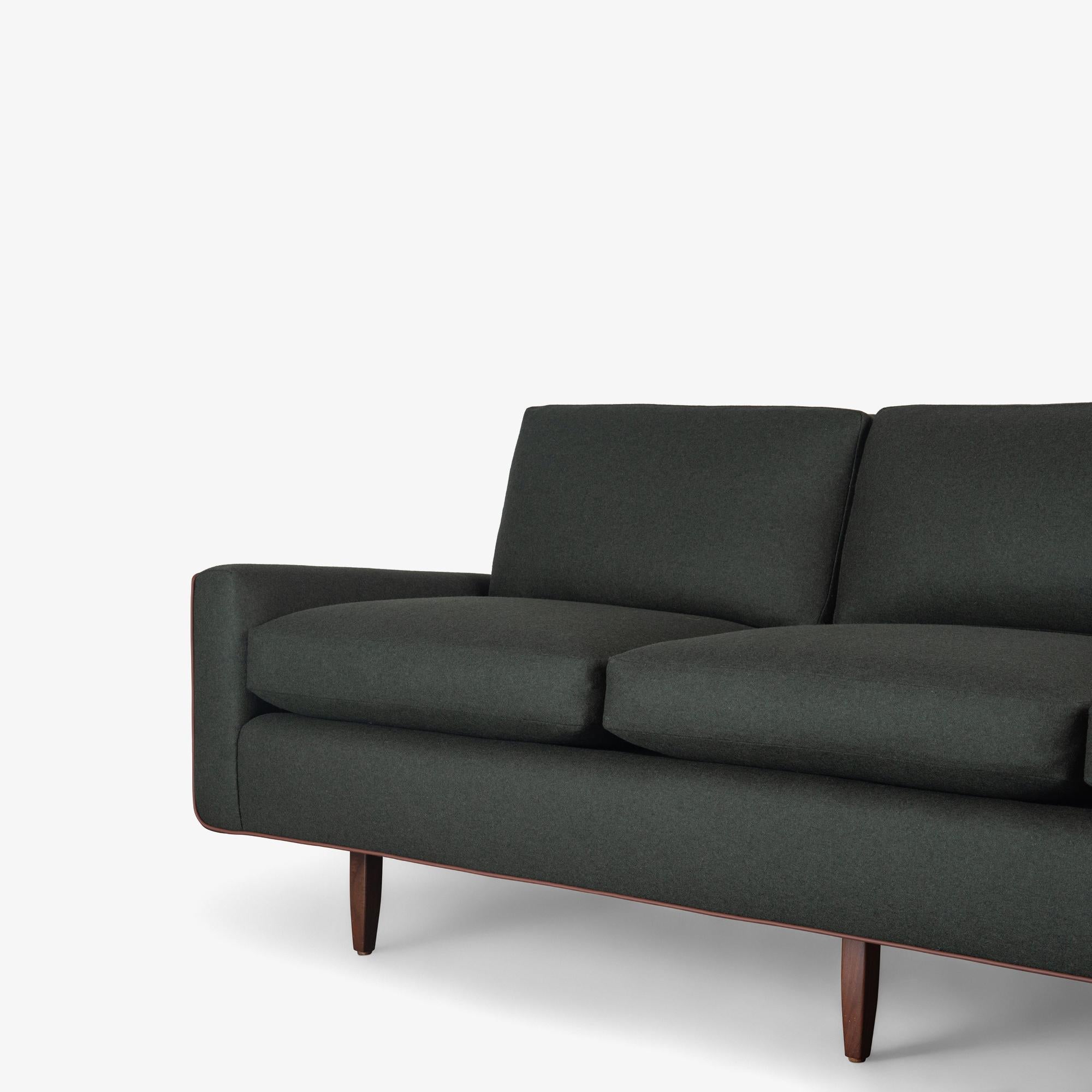 Canapé « Modèle 26 » Florence Knoll en laine britannique vert forêt et passepoil en cuir en vente 1