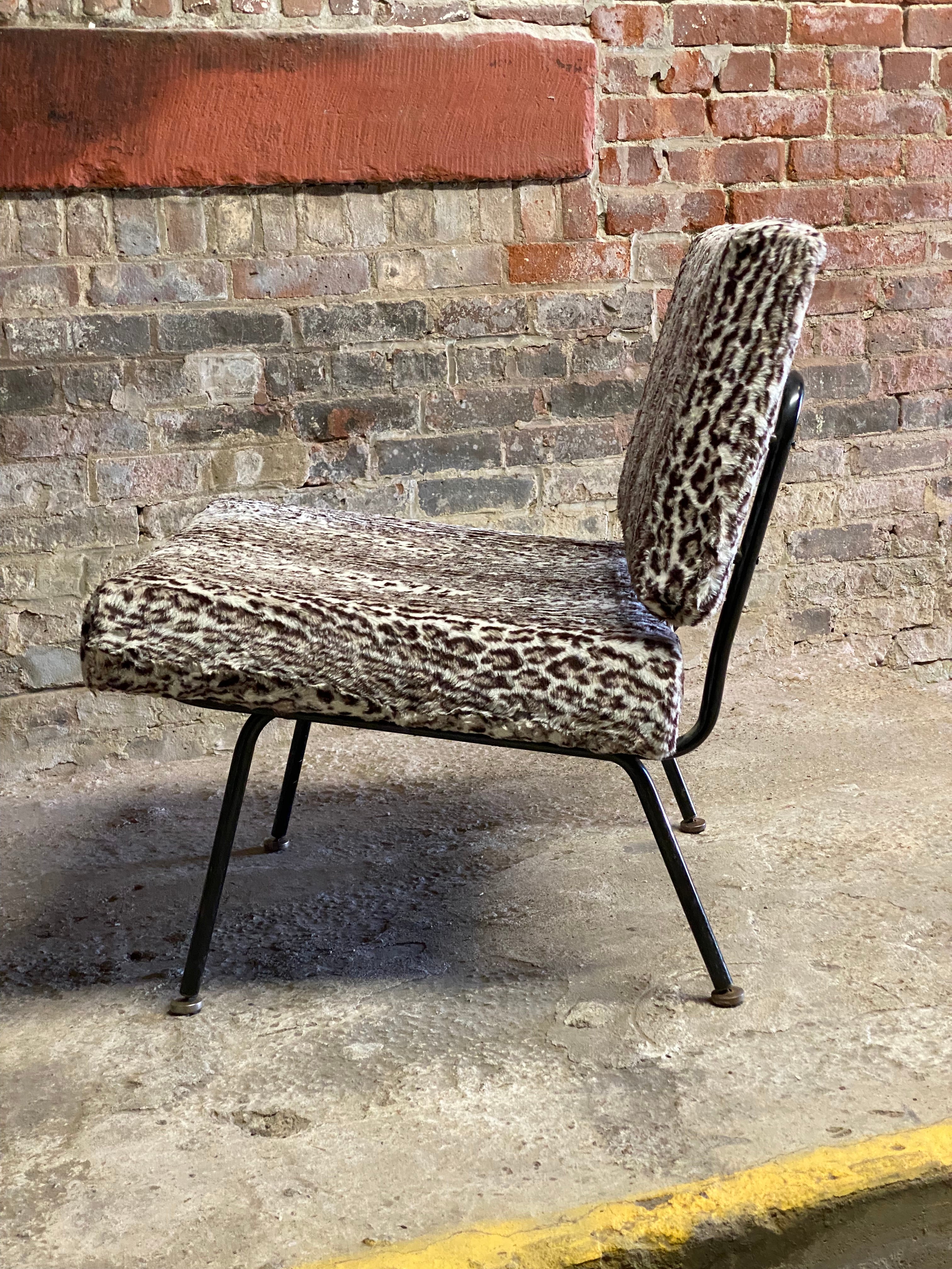 Früher von Florence Knoll (Florence Knoll Bassett) entworfener Sessel Modell 31, ca. 1958-62. Sie entwarf den Stuhl 1954, und er wurde bis 1968 produziert. Schwarz emailliertes Stahlgestell mit gepolsterter Rückenlehne und Sitzfläche. Hervorragend