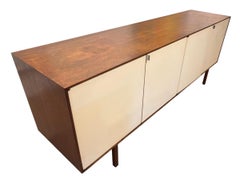 Florence Knoll, Modell 541, Sideboard aus Walnuss- und Ahornholz, 1950er Jahre