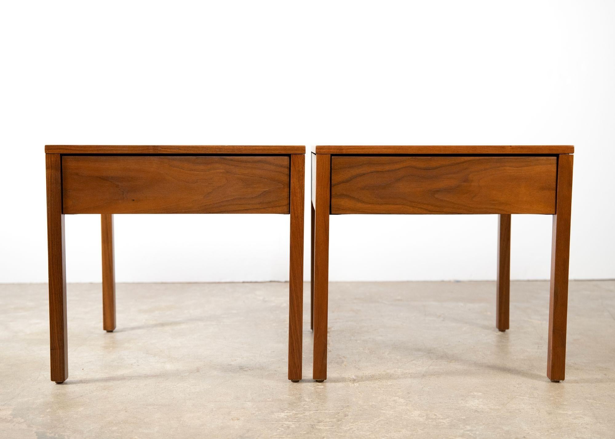 Florence Knoll Nightstands in Walnut for Knoll Associates Early Production In Good Condition For Sale In Dallas, TX