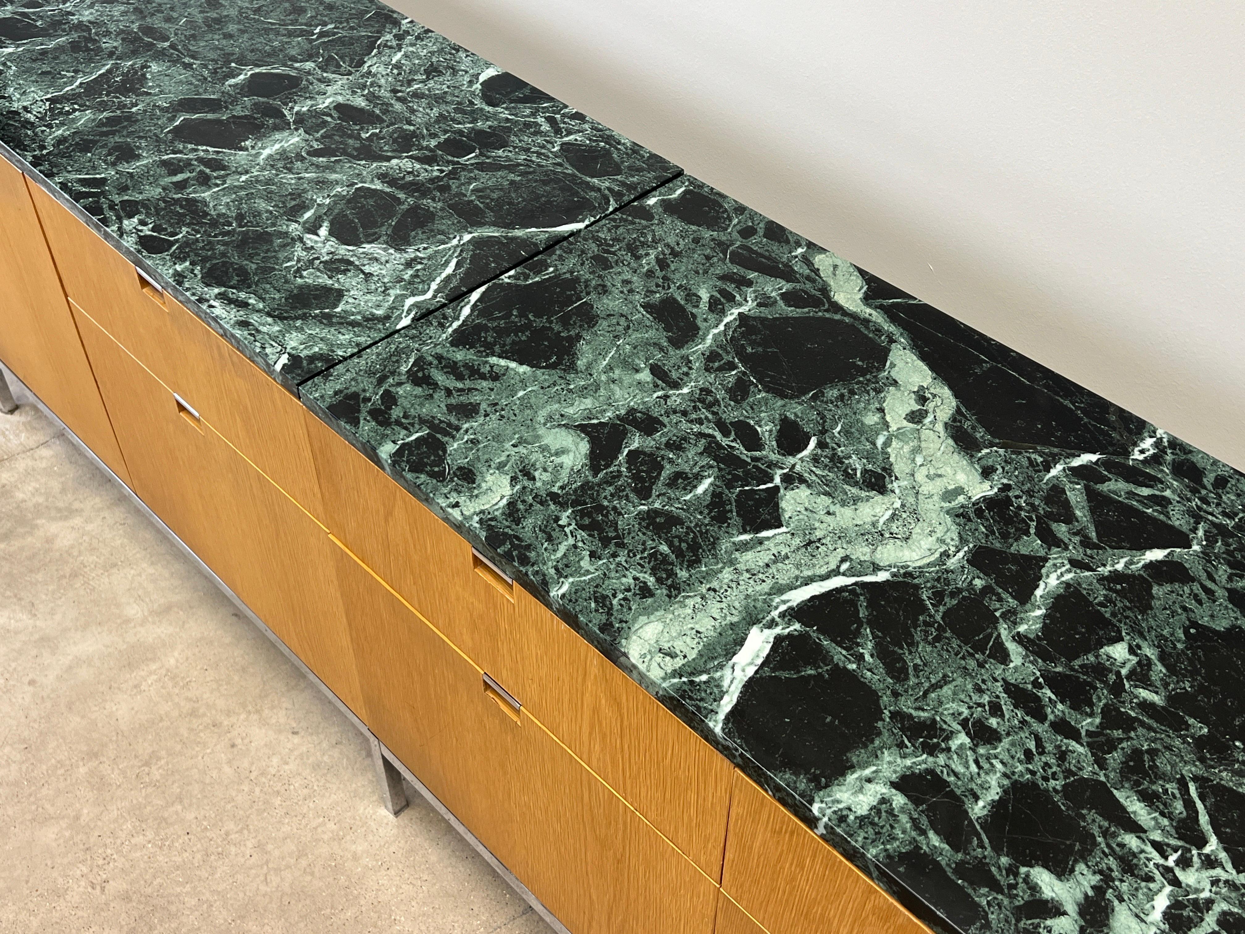 Florence Knoll Anrichte aus Eiche mit Marmorplatte oder Knoll im Angebot 6