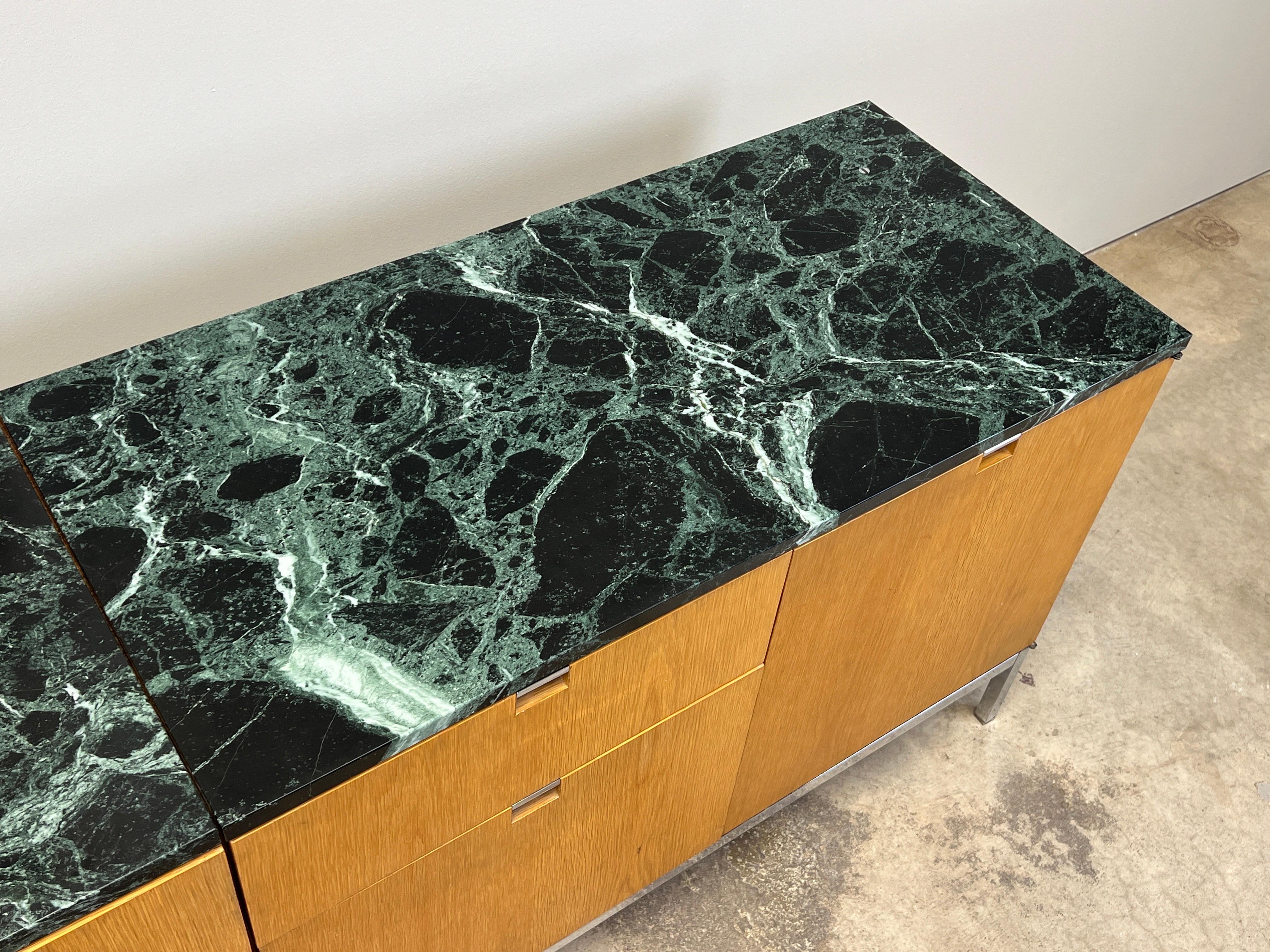 Florence Knoll Anrichte aus Eiche mit Marmorplatte oder Knoll im Angebot 7