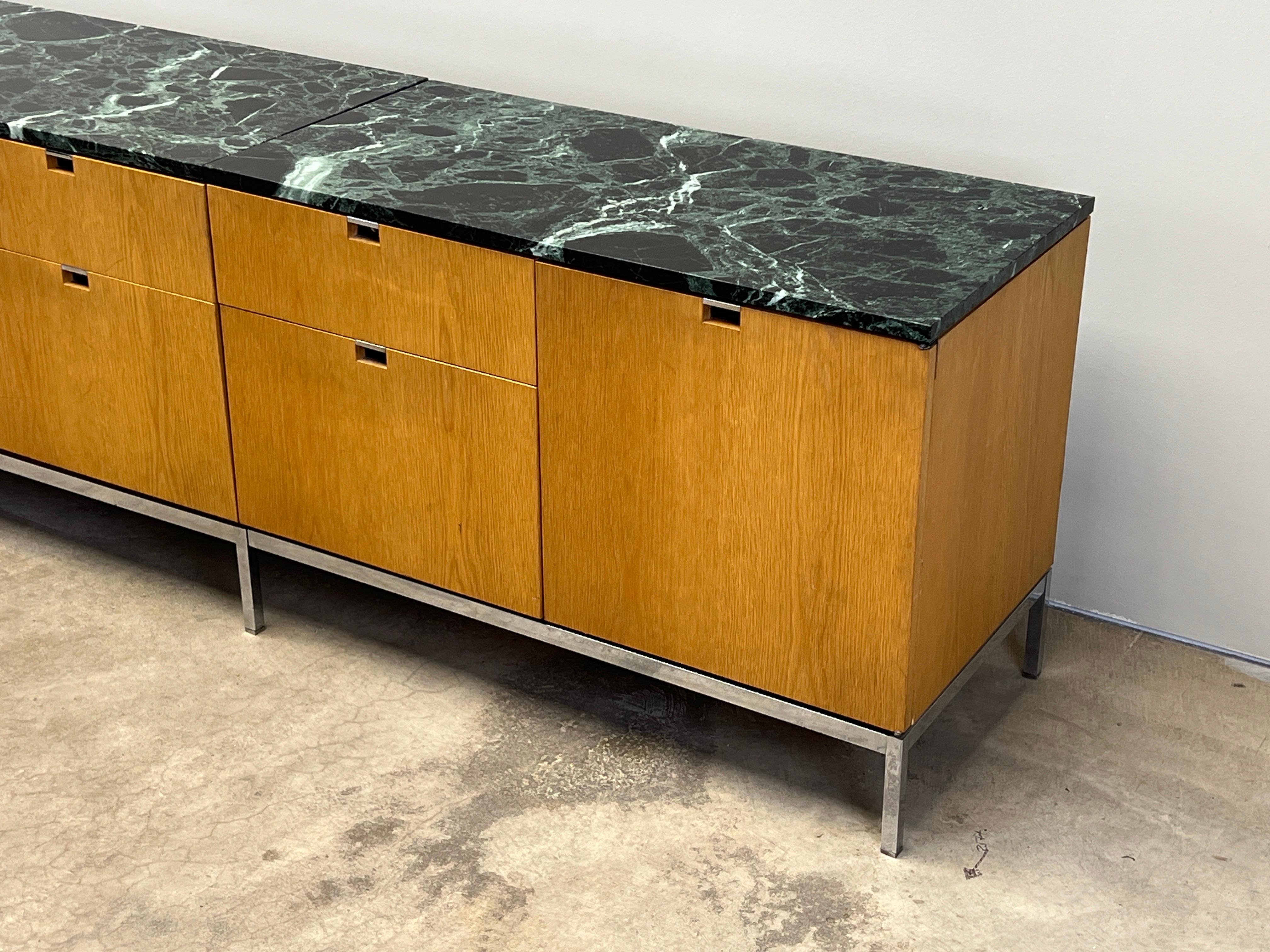 Florence Knoll Anrichte aus Eiche mit Marmorplatte oder Knoll im Angebot 8