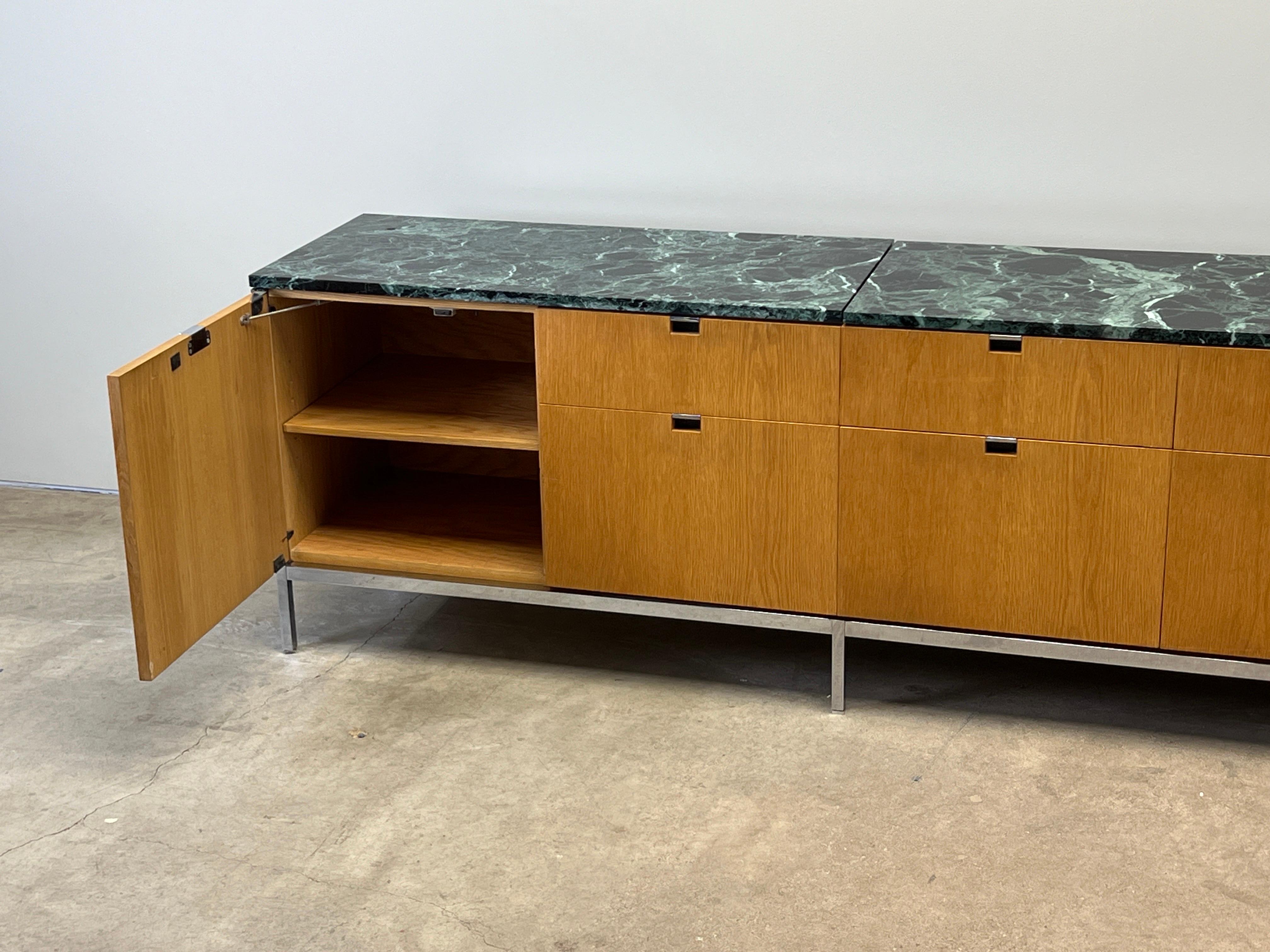 Florence Knoll Anrichte aus Eiche mit Marmorplatte oder Knoll im Angebot 9