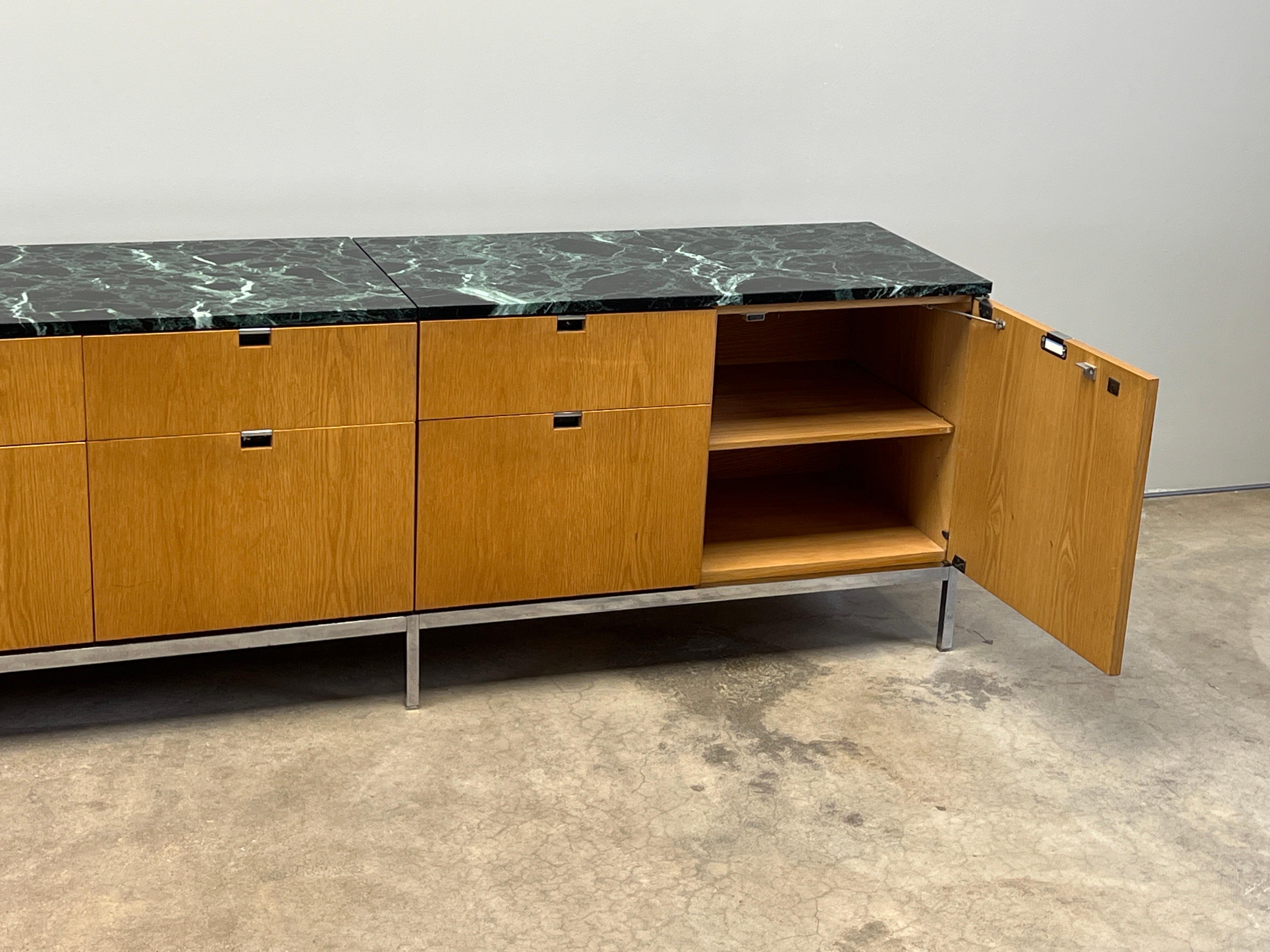 Florence Knoll Anrichte aus Eiche mit Marmorplatte oder Knoll im Angebot 12