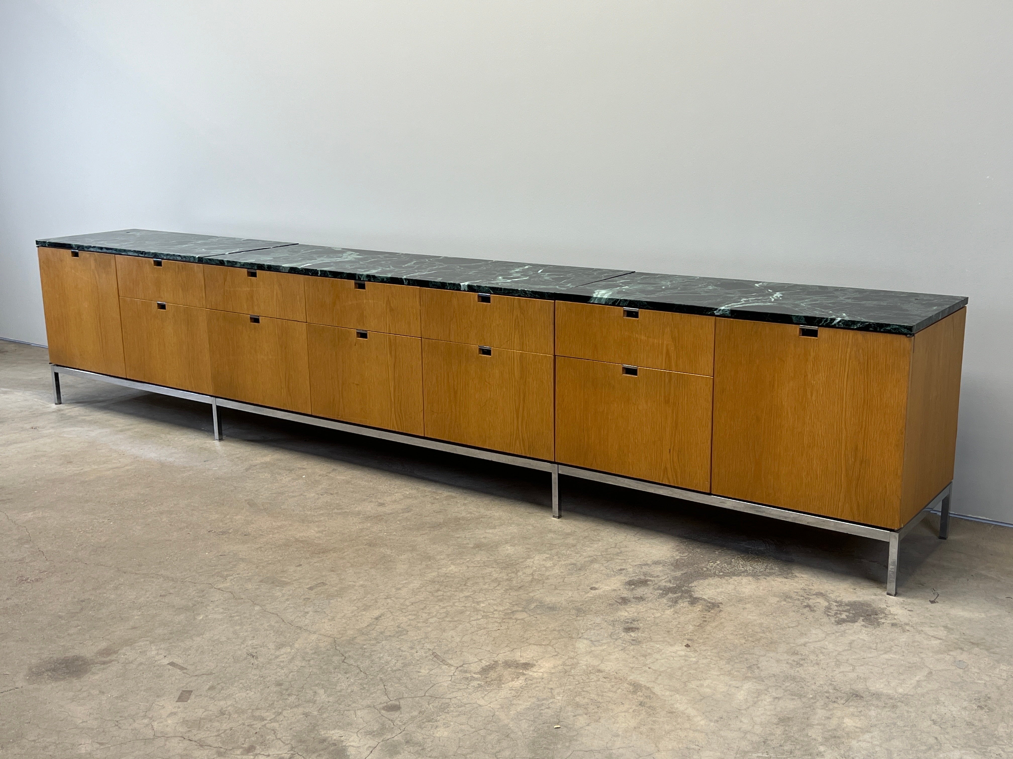 Ein massives, auf Bestellung gefertigtes Eichenholzregal von Florence Knoll für Knoll mit originaler grüner Marmorplatte. 