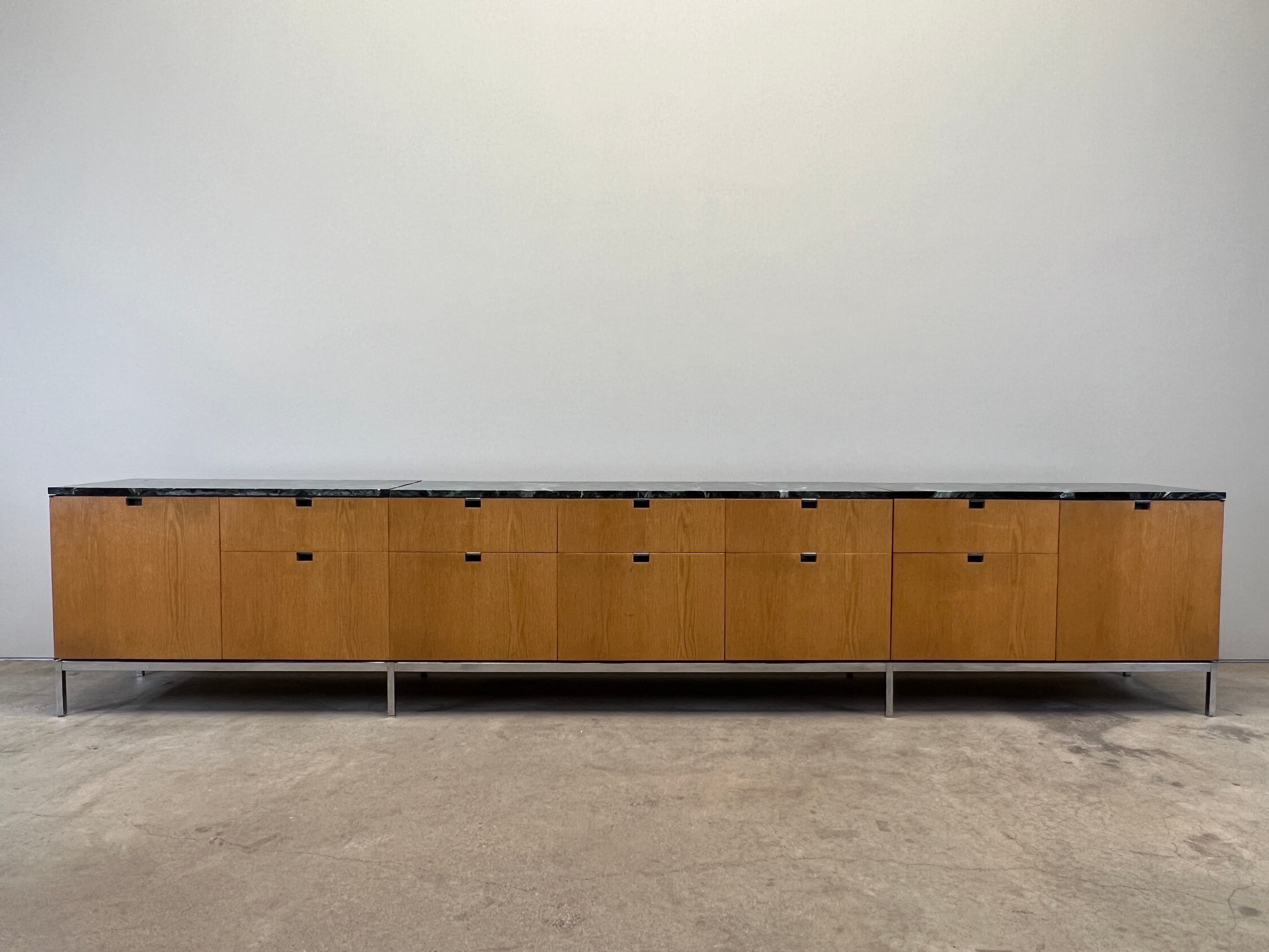 Florence Knoll Anrichte aus Eiche mit Marmorplatte oder Knoll im Zustand „Gut“ im Angebot in Dallas, TX