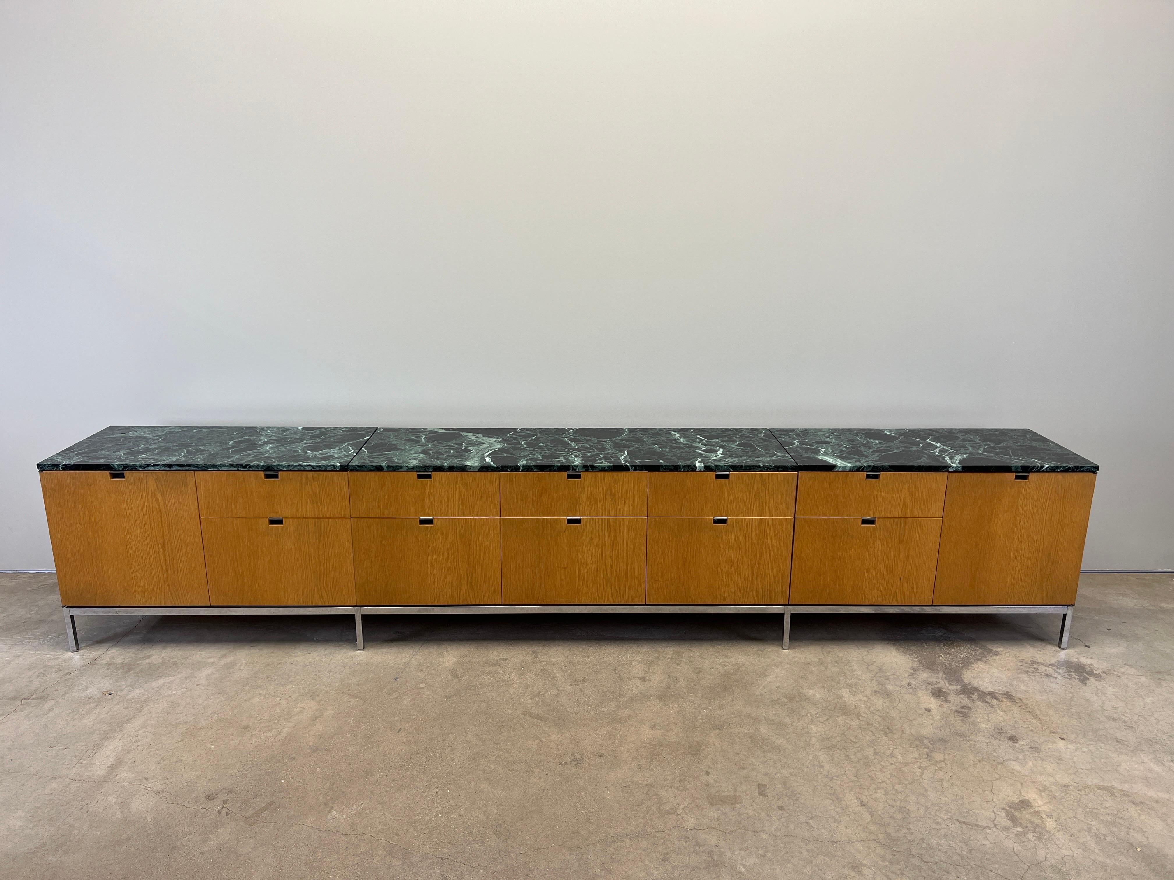 Florence Knoll Anrichte aus Eiche mit Marmorplatte oder Knoll (Ende des 20. Jahrhunderts) im Angebot