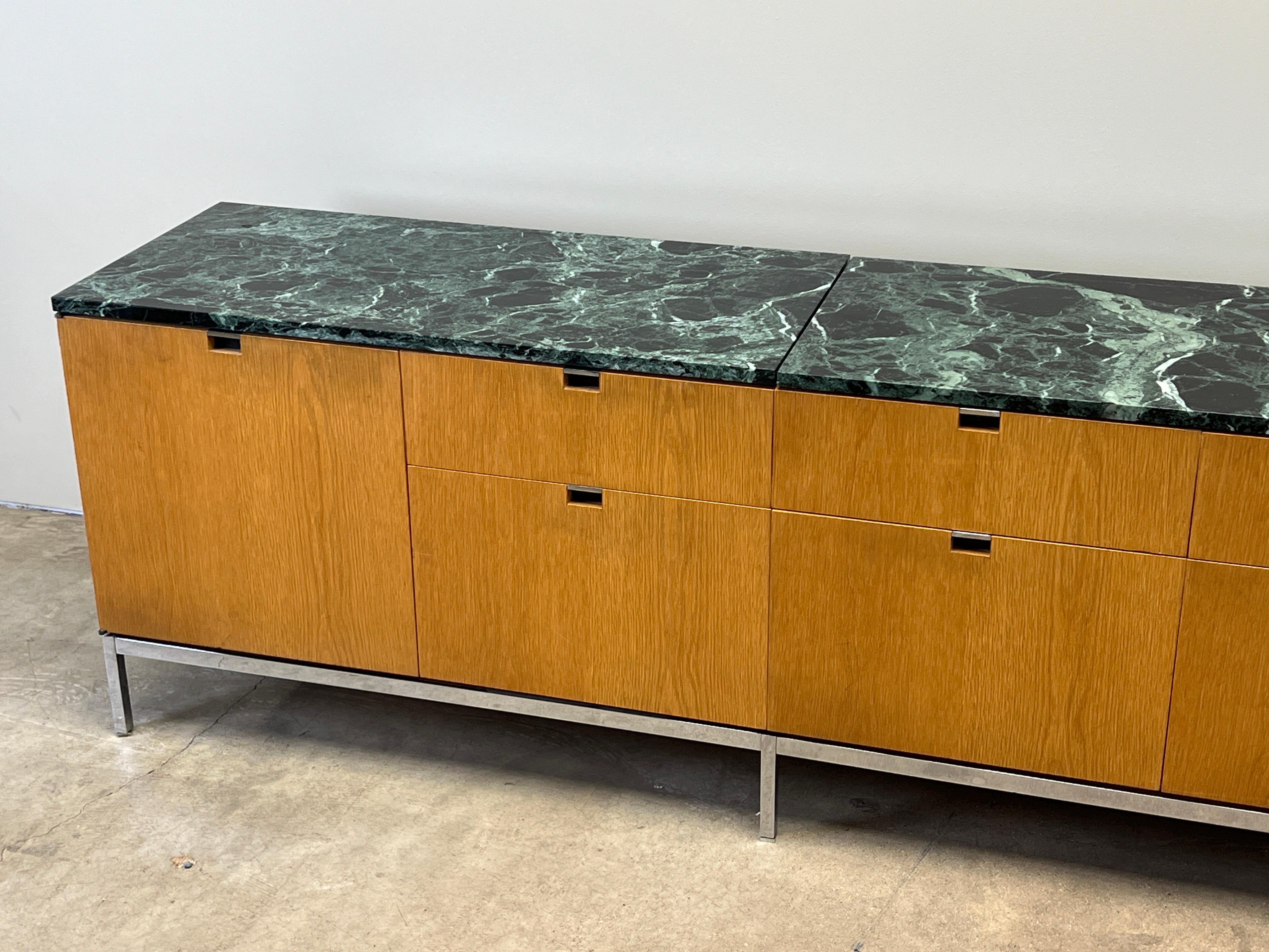 Florence Knoll Anrichte aus Eiche mit Marmorplatte oder Knoll im Angebot 1