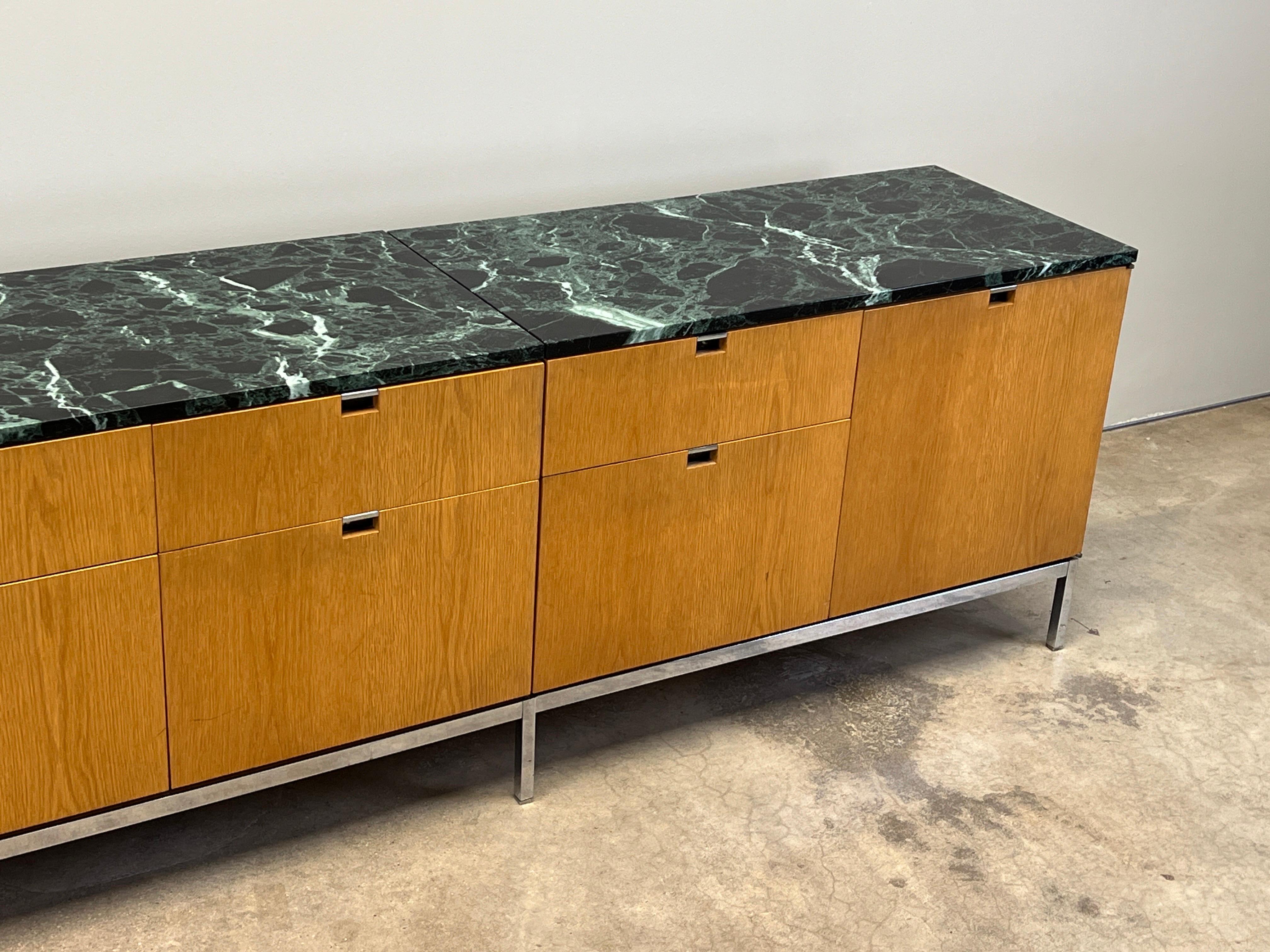 Florence Knoll Anrichte aus Eiche mit Marmorplatte oder Knoll im Angebot 2