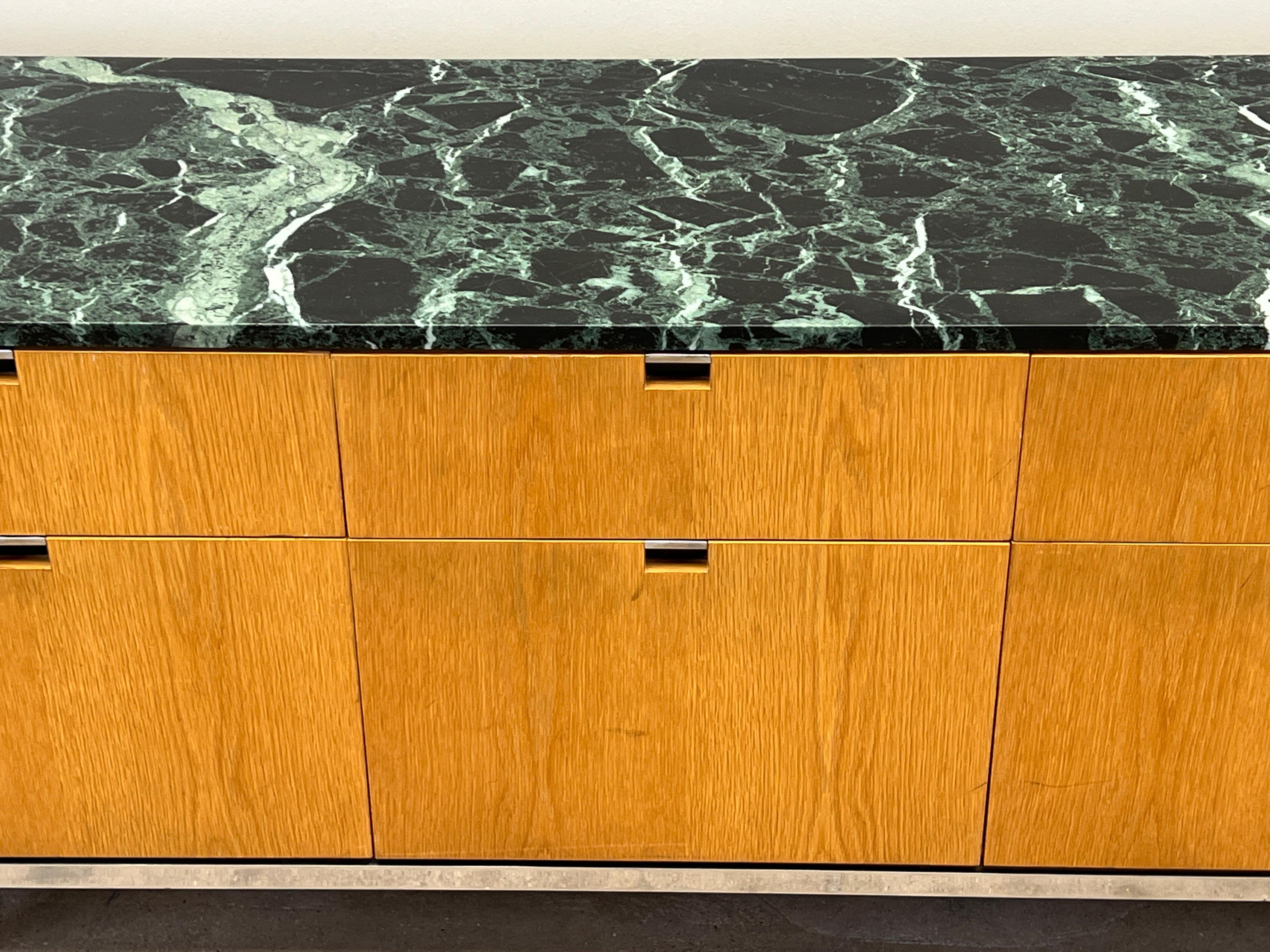 Florence Knoll Anrichte aus Eiche mit Marmorplatte oder Knoll im Angebot 3