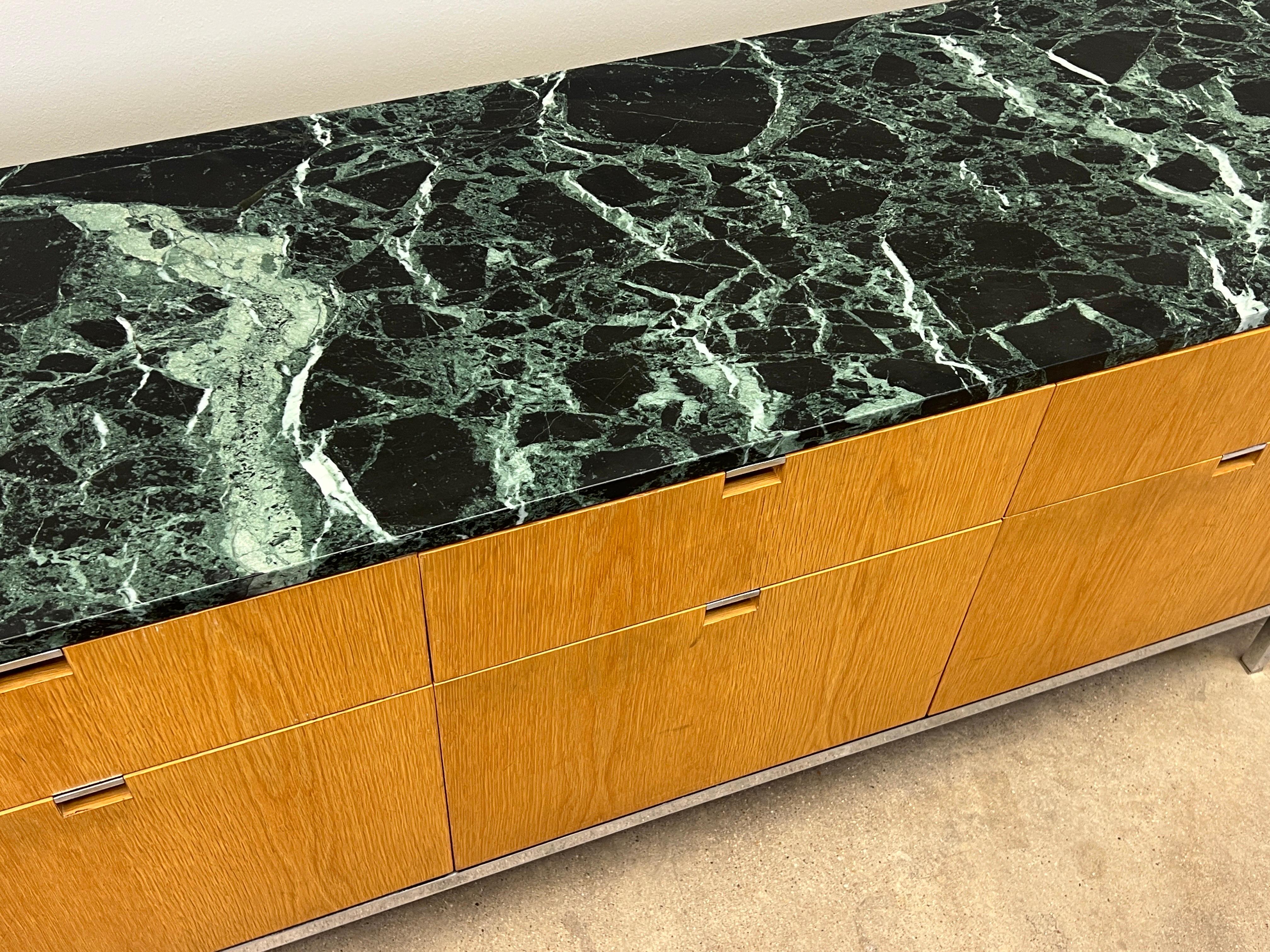 Florence Knoll Anrichte aus Eiche mit Marmorplatte oder Knoll im Angebot 4