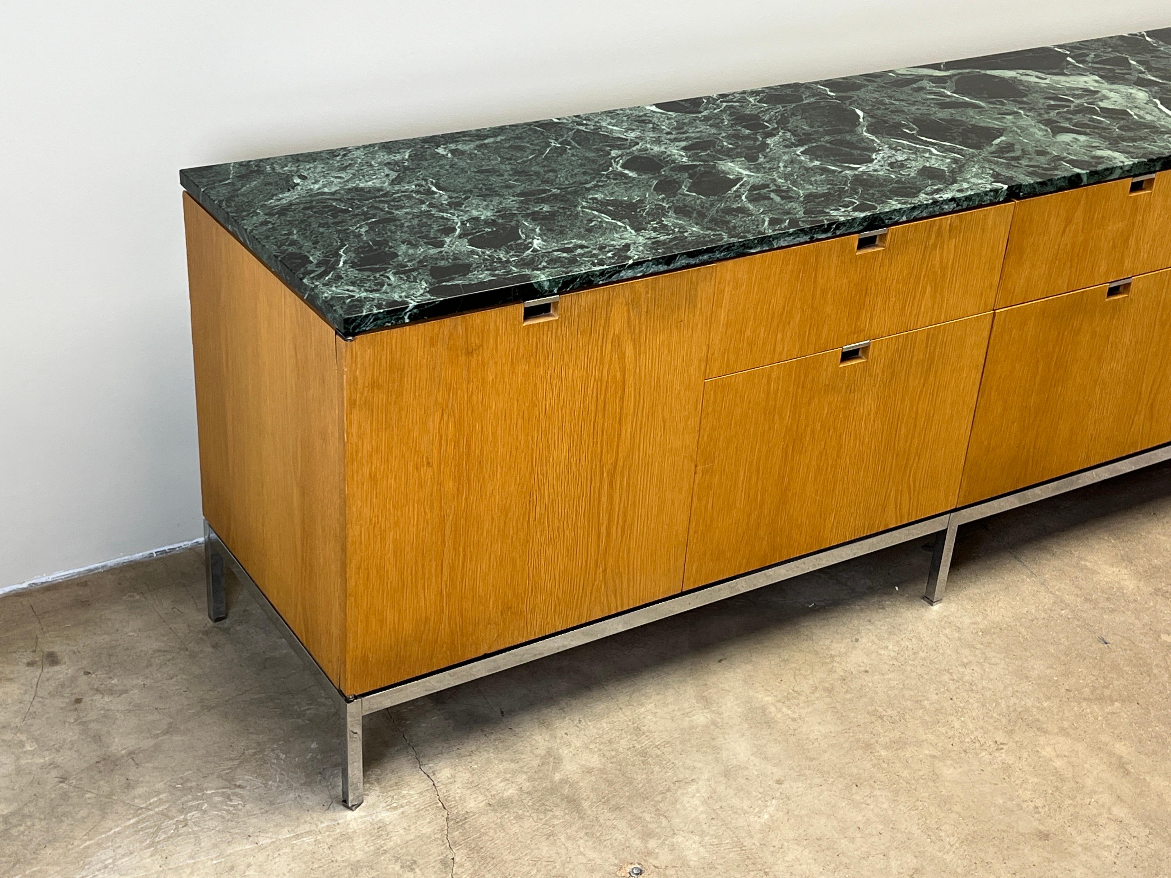 Florence Knoll Anrichte aus Eiche mit Marmorplatte oder Knoll im Angebot 5