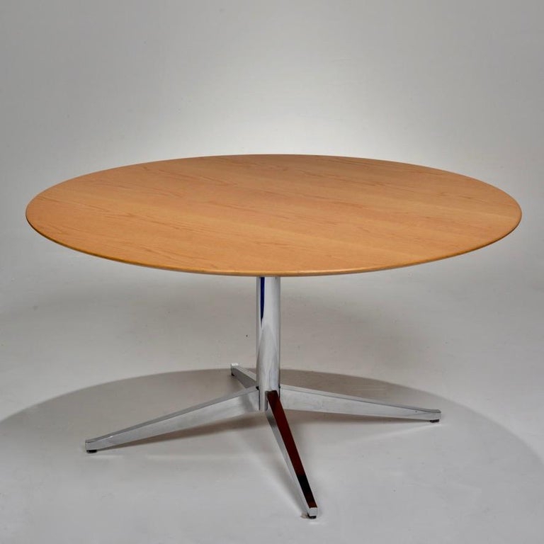 Florence Knoll for Knoll International round dining table with oak top and stainless  steel legs. This table has been restored and is in excellent condition.  




 