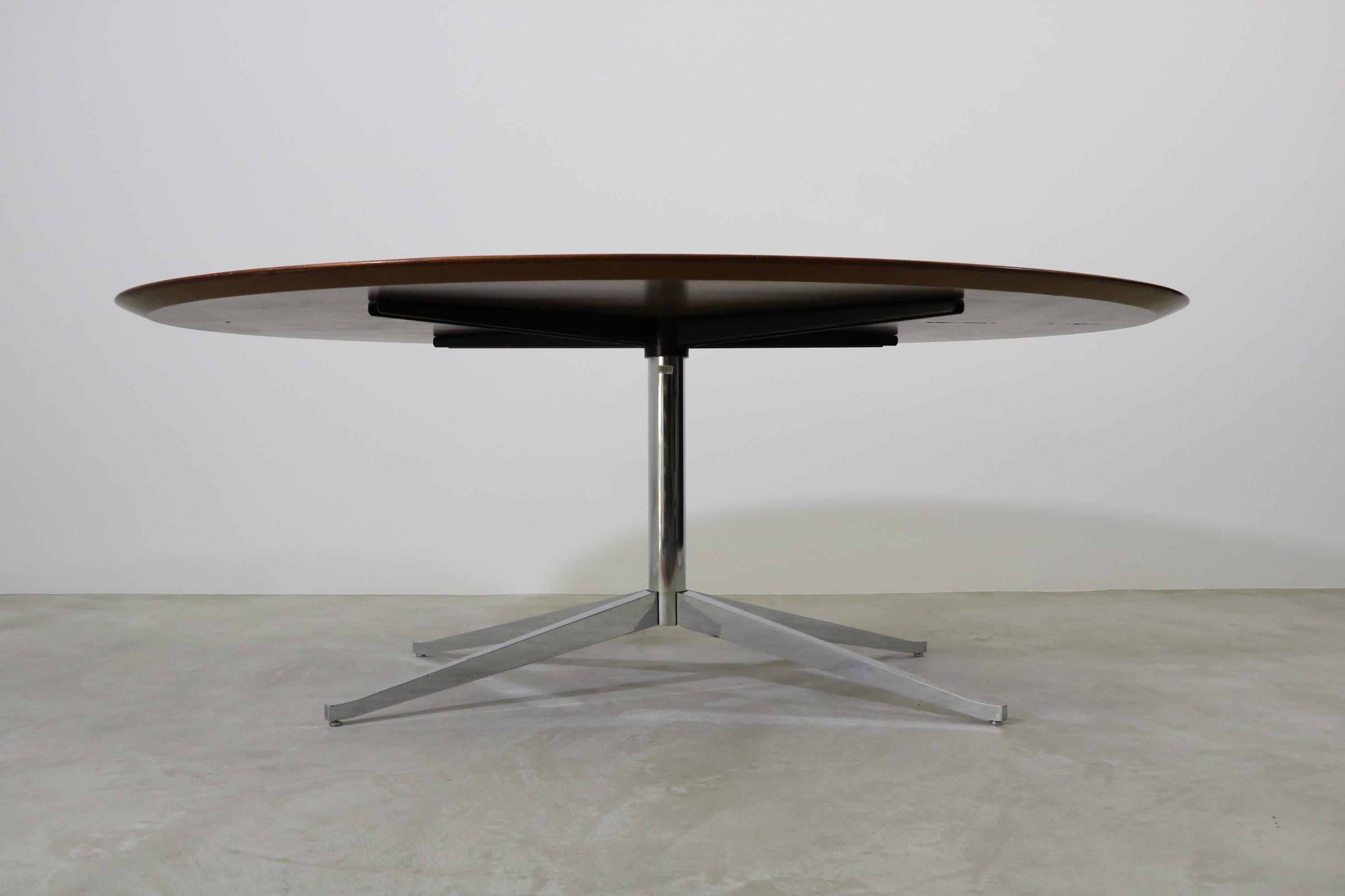 Oval dining table by Florence Knoll for Knoll International In Good Condition For Sale In Köln, NRW