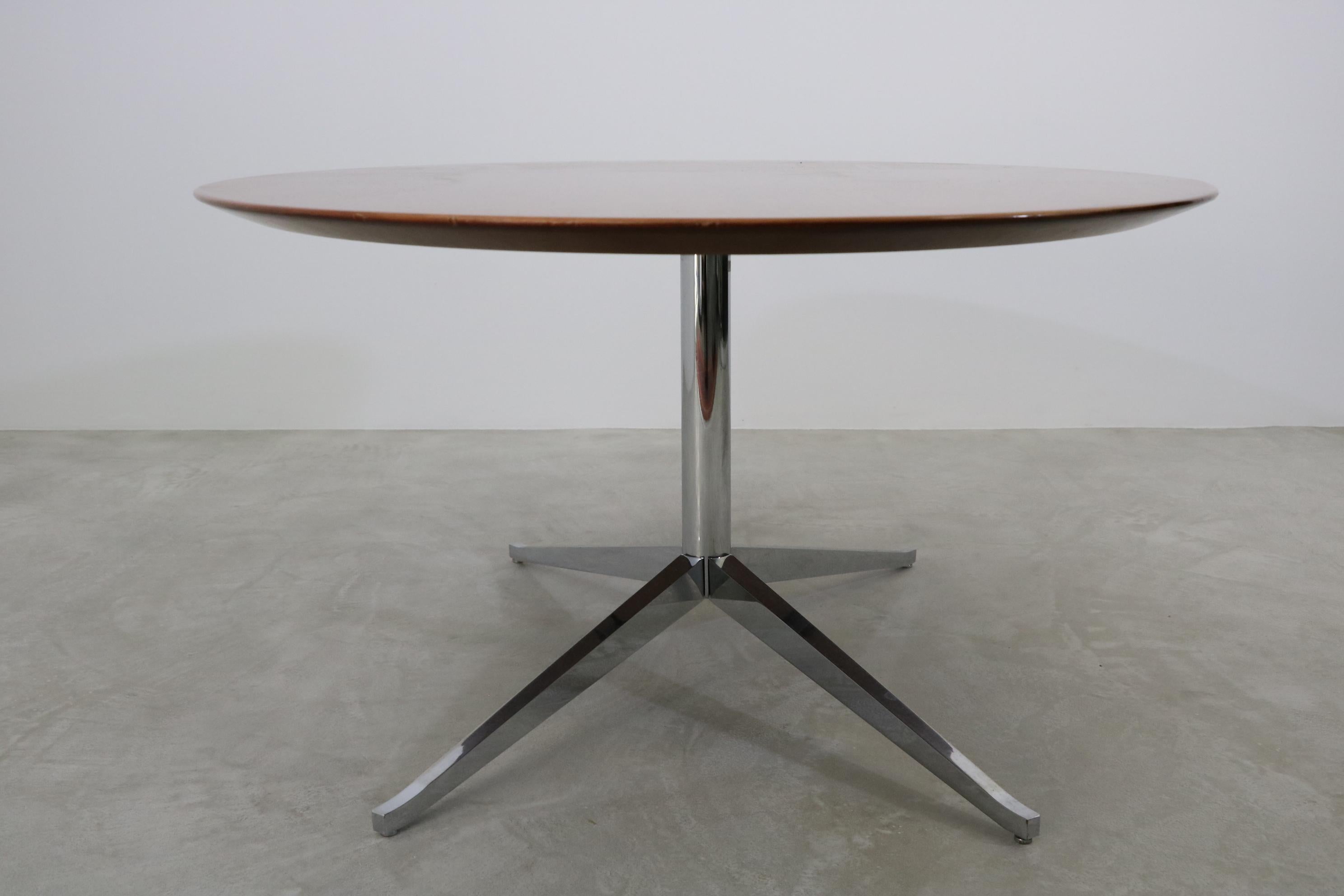 Steel Oval dining table by Florence Knoll for Knoll International For Sale