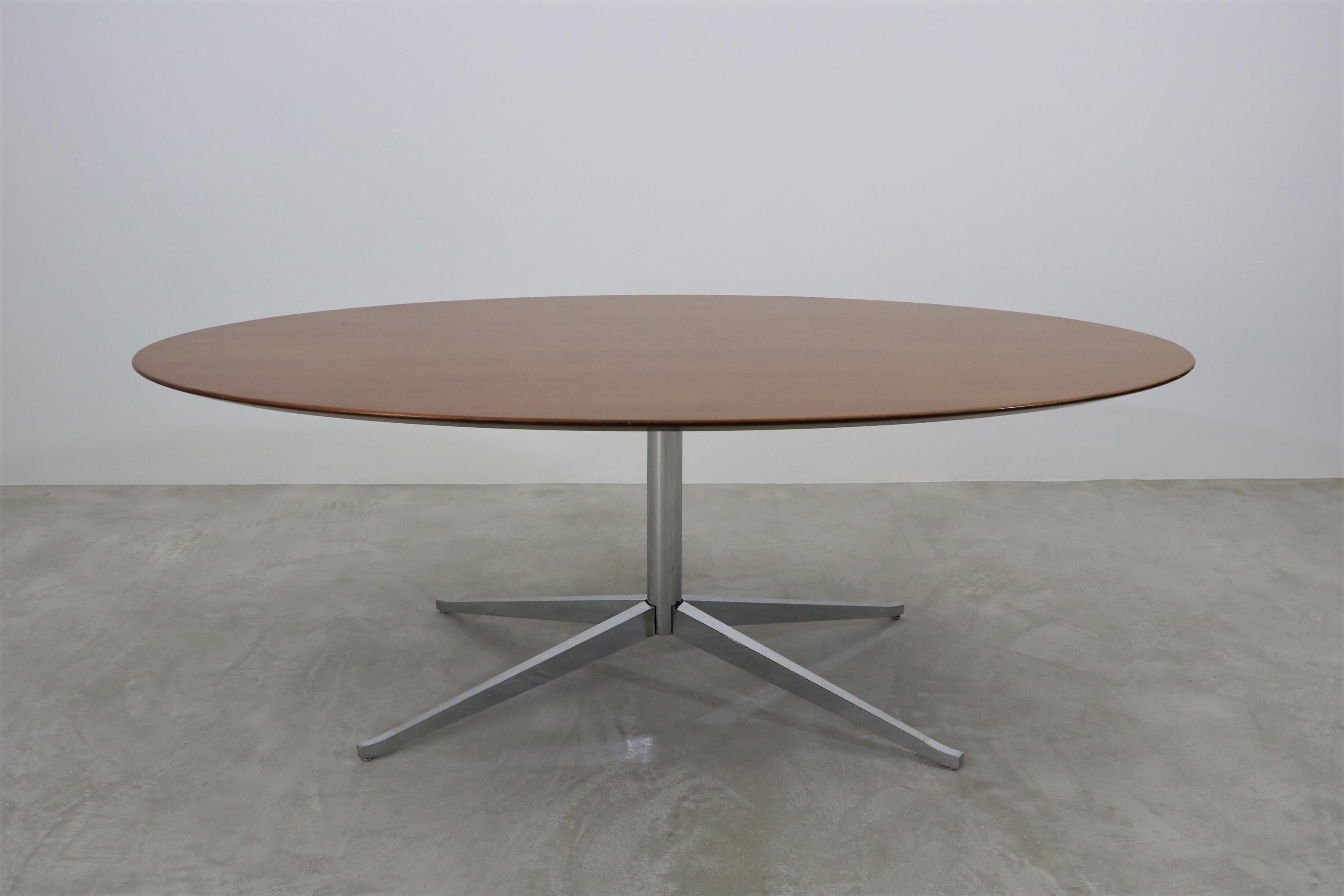 Oval dining table by Florence Knoll for Knoll International For Sale 1