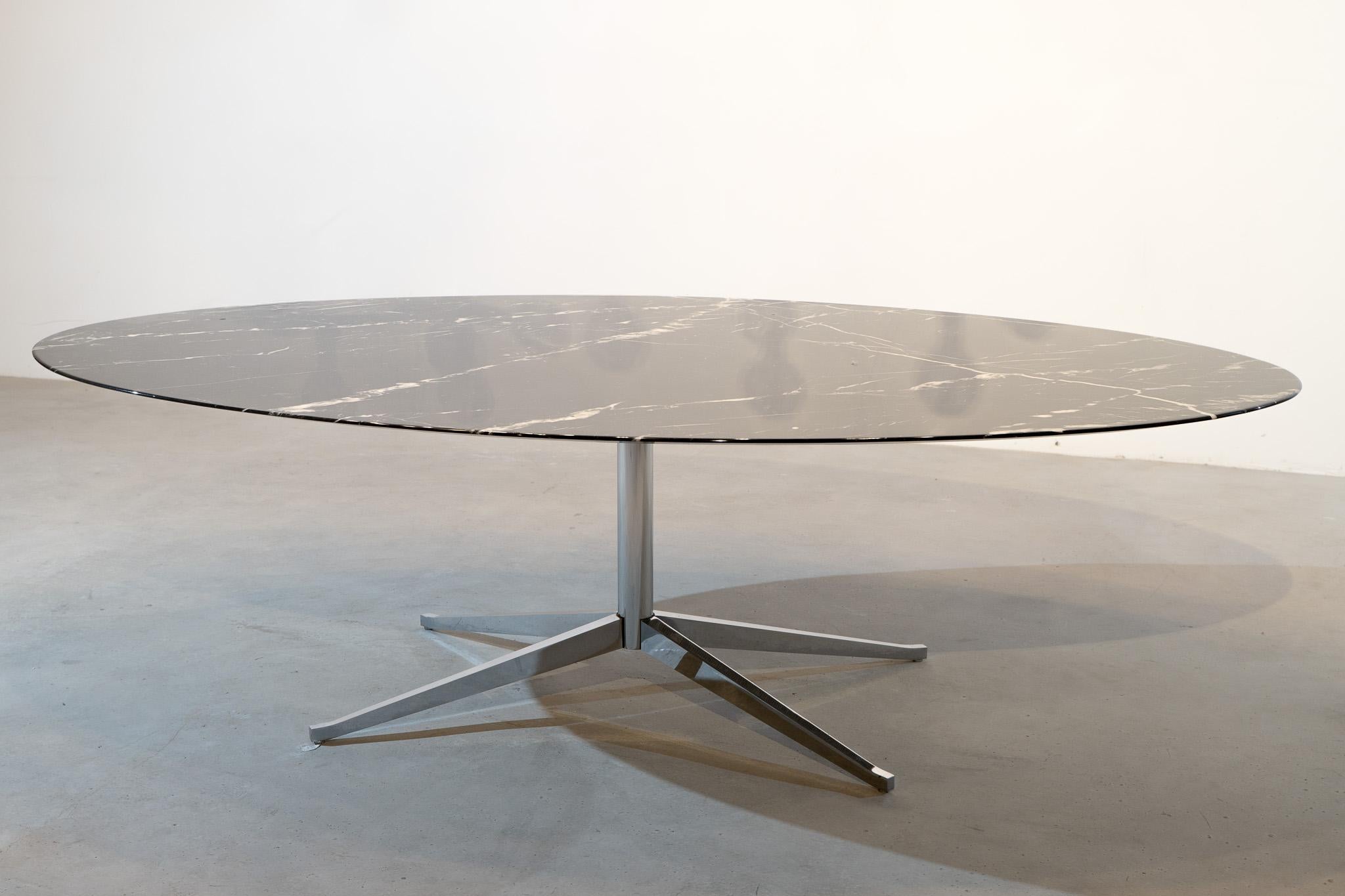 Florence Knoll Mesa de comedor ovalada Mármol Knoll International en venta 3