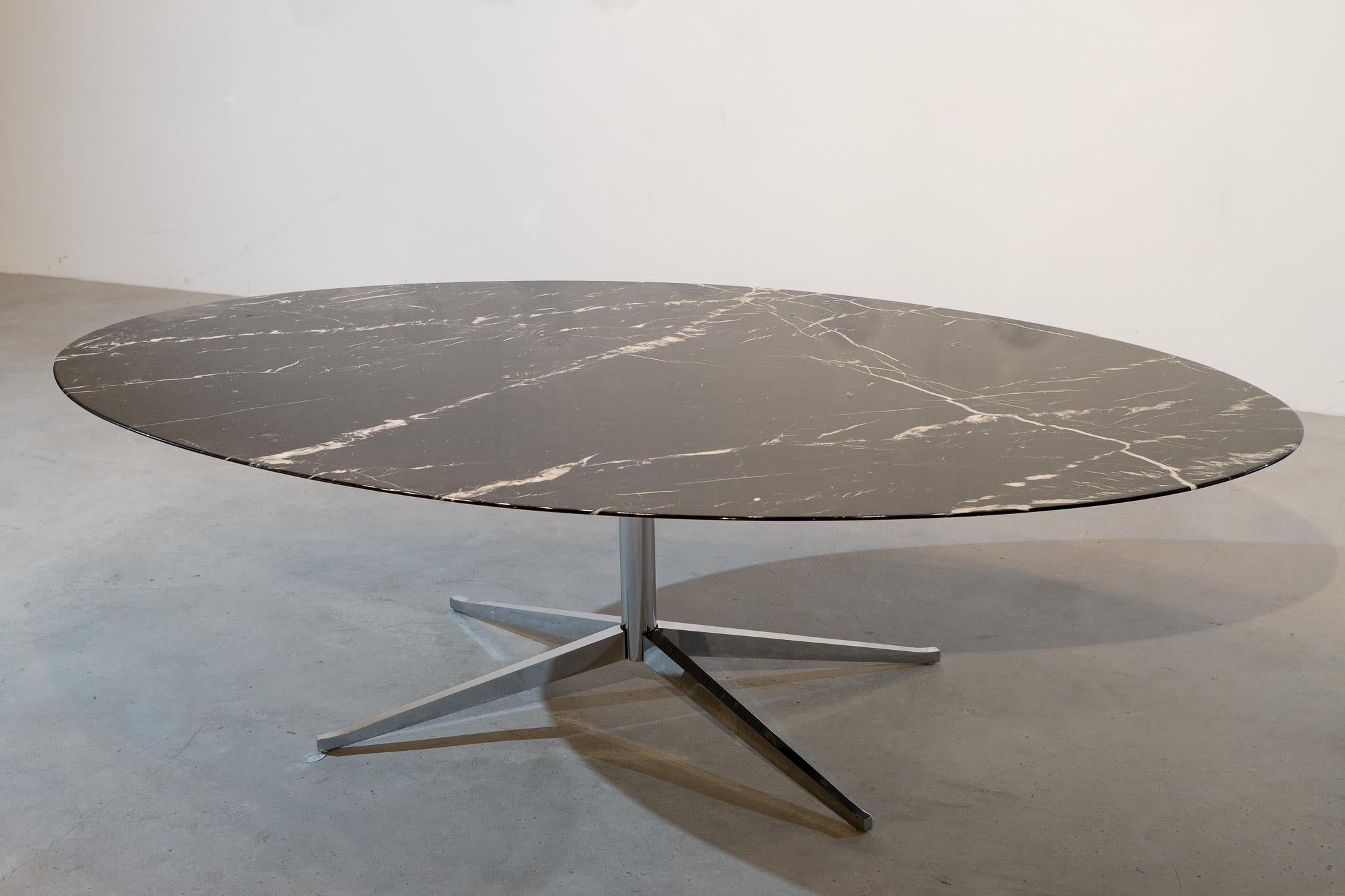Florence Knoll Mesa de comedor ovalada Mármol Knoll International Moderno de mediados de siglo en venta
