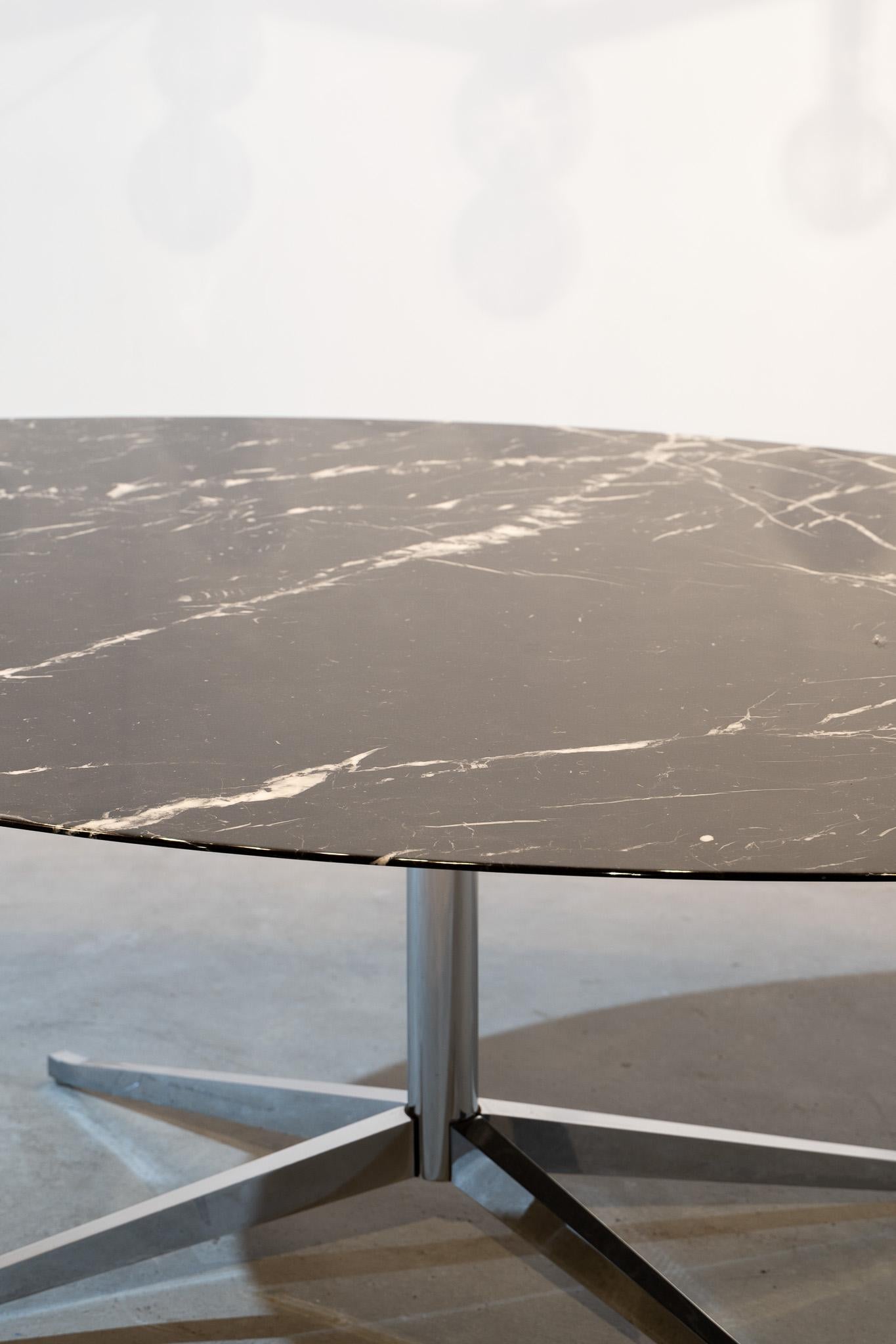 Florence Knoll Mesa de comedor ovalada Mármol Knoll International en Excelente estado para la venta en Berlin, BE