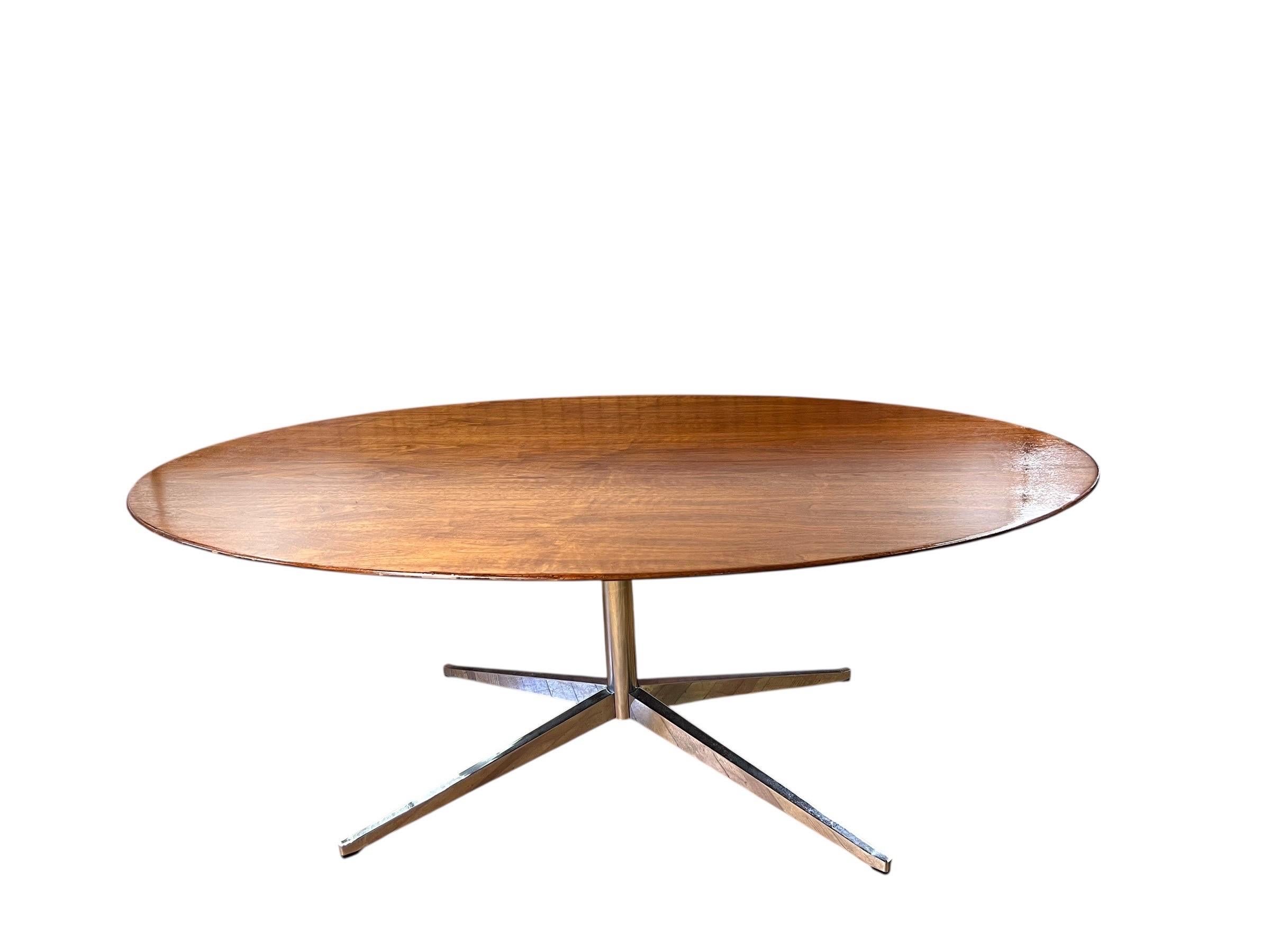 Zum Verkauf steht dieser Vintage-Tisch von Knoll aus den 1960er Jahren. Der Tisch ist groß und hat eine massive Holzplatte mit einem schweren Metallfuß.