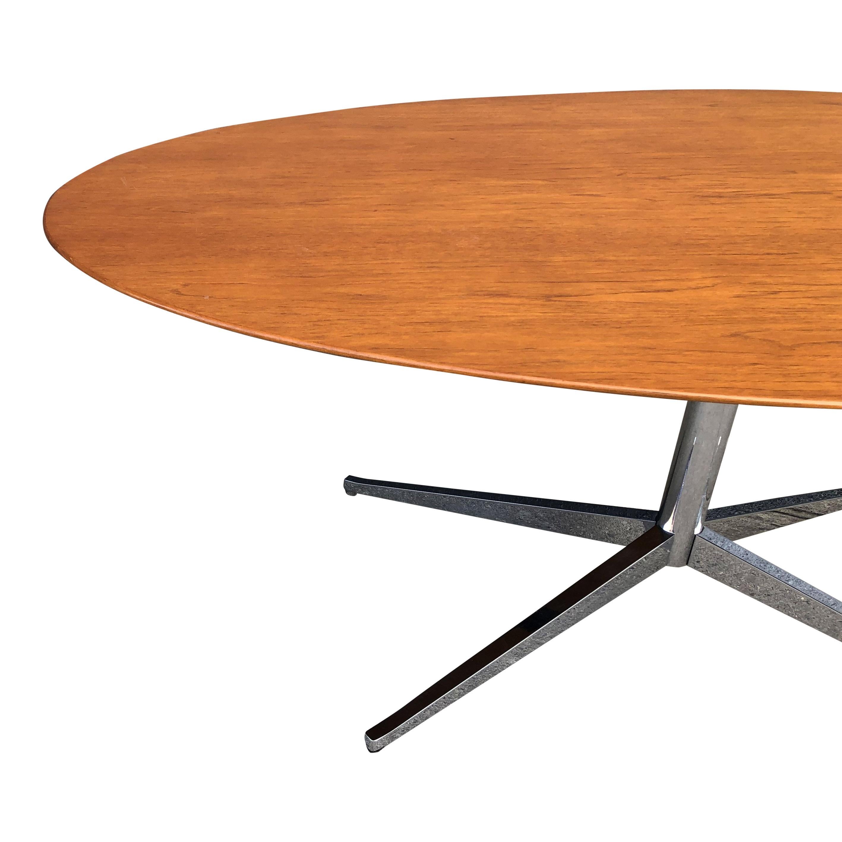 Florence Knoll Oval Table Desk in Walnut In Excellent Condition In BROOKLYN, NY