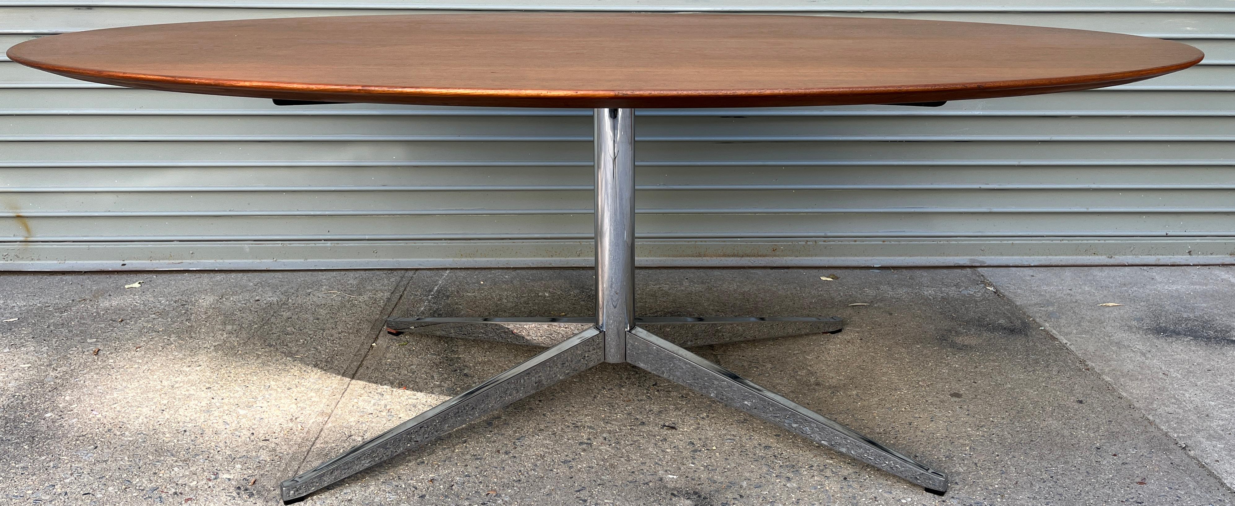 Florence Knoll Oval Table in Walnut 5