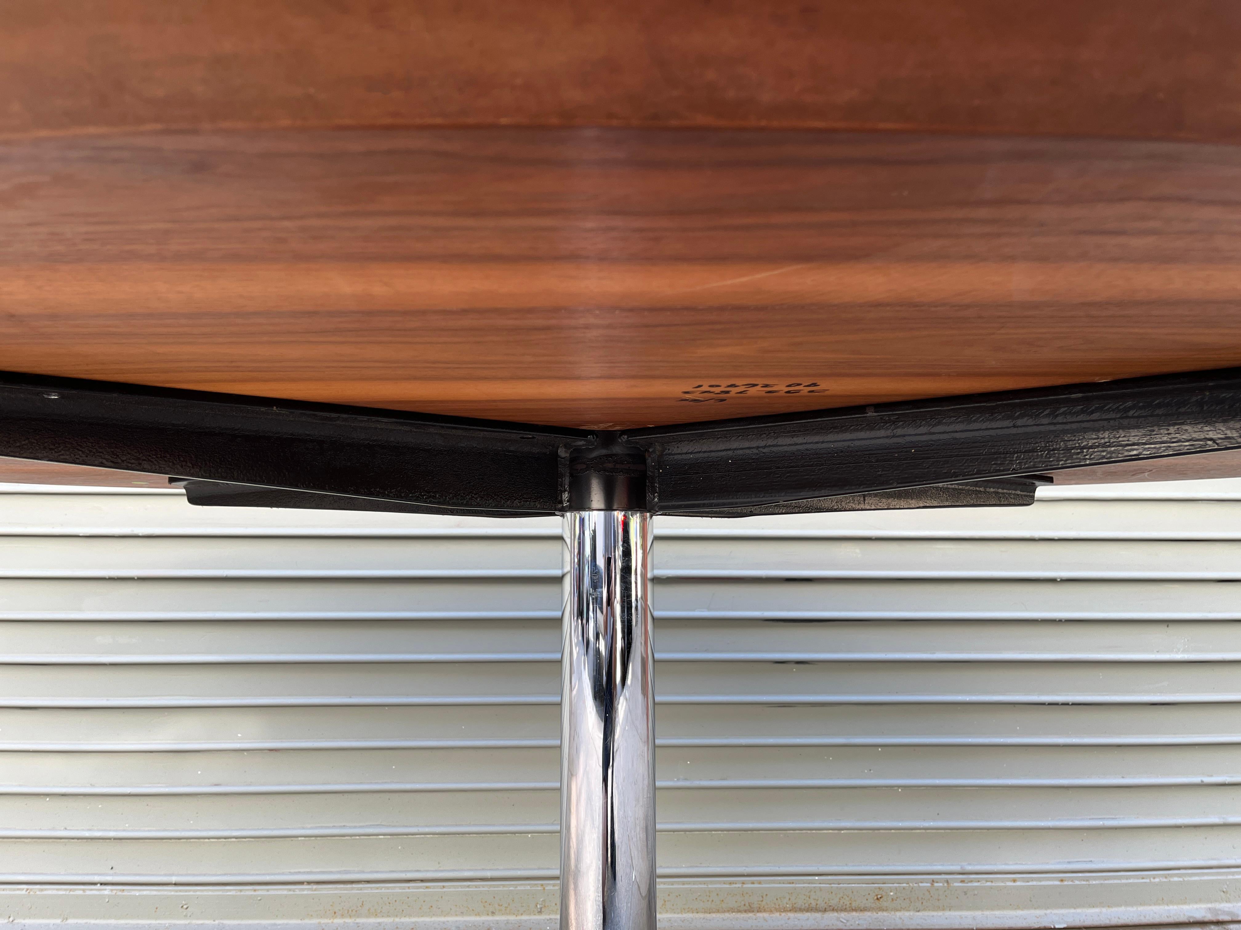 Florence Knoll Oval Table in Walnut 6
