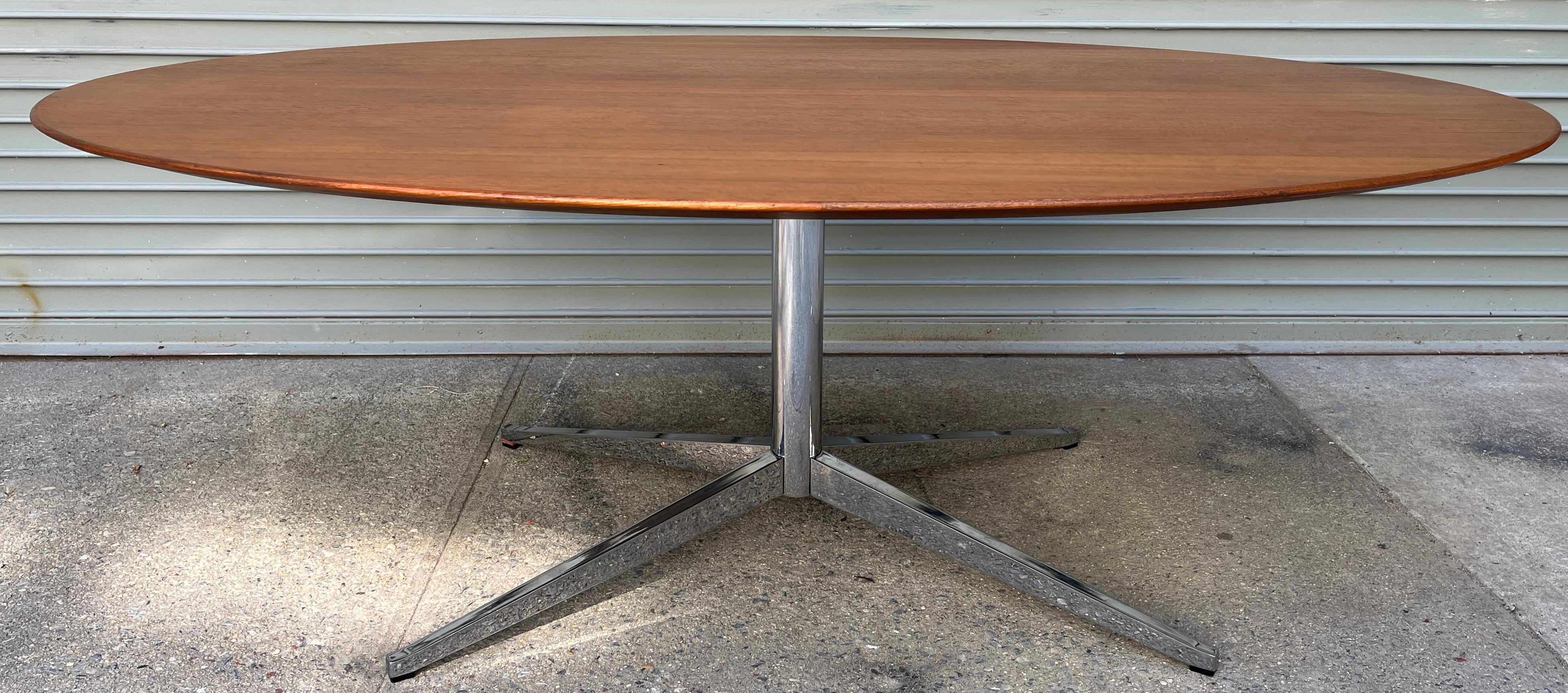 Mid-Century Modern Florence Knoll Oval Table in Walnut