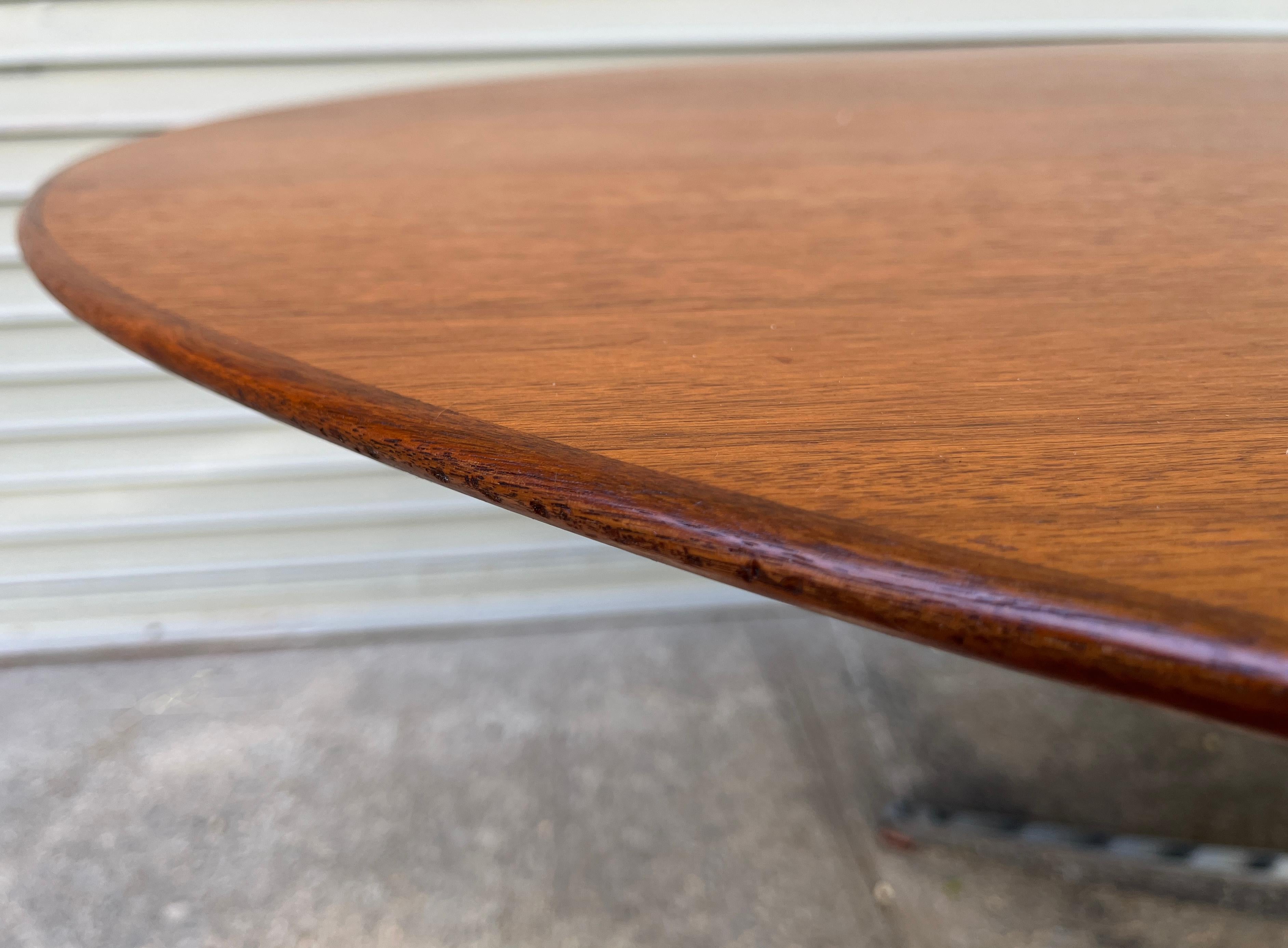 American Florence Knoll Oval Table in Walnut