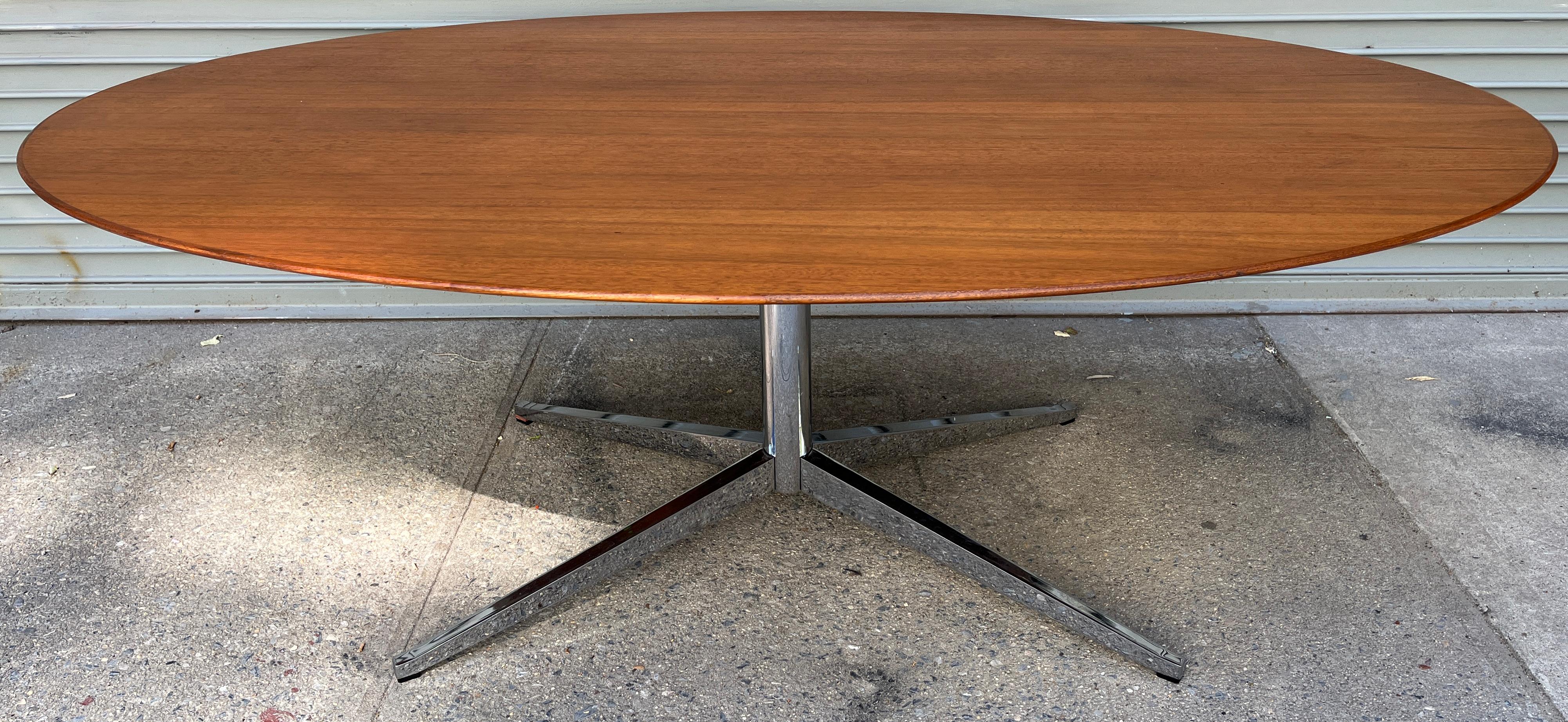 Florence Knoll Oval Table in Walnut In Good Condition In BROOKLYN, NY