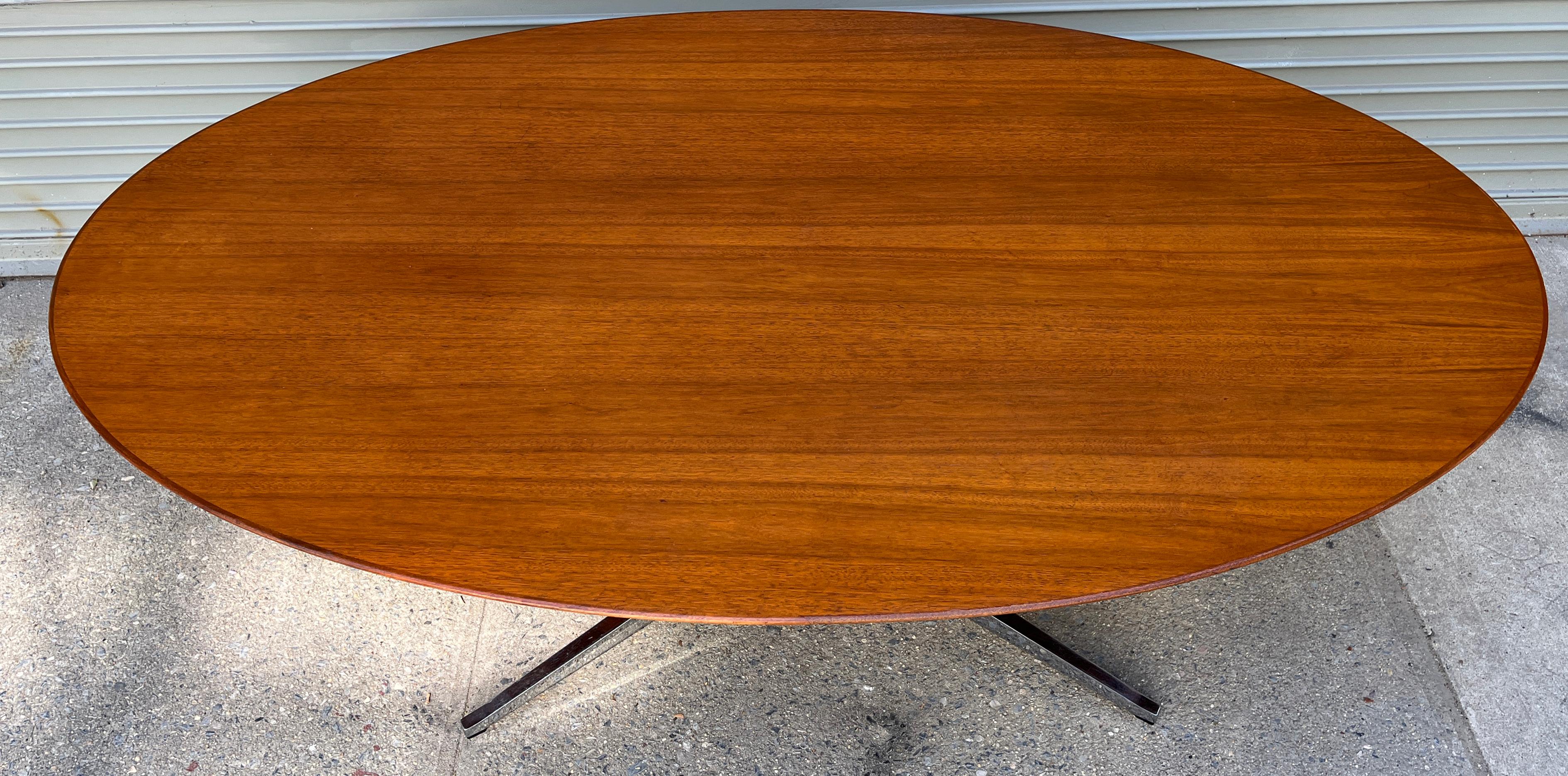 Florence Knoll Oval Table in Walnut 1