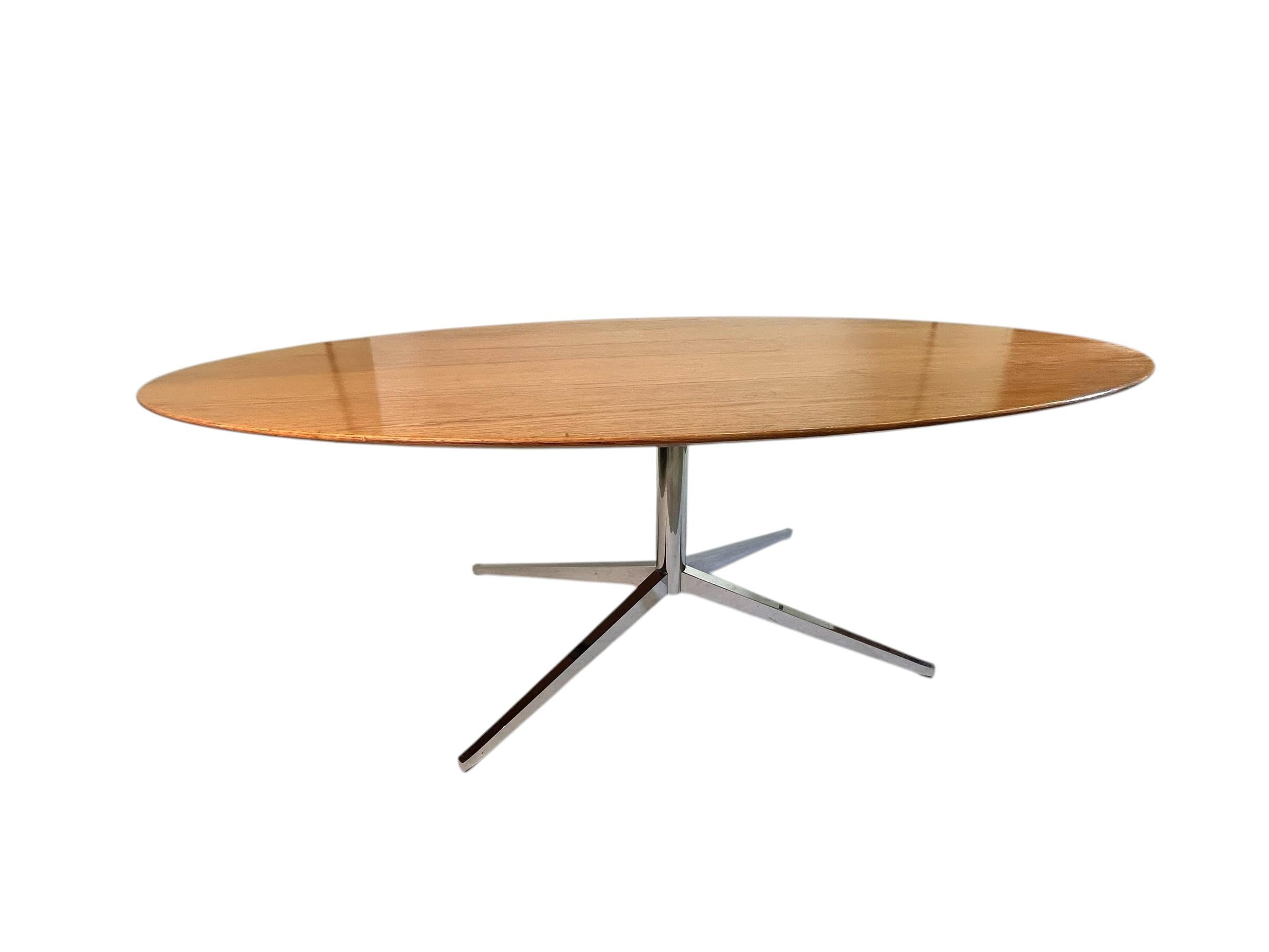 Mid-Century Modern Table de salle à manger ou bureau ovale Florence Knoll avec base chromée à 4 étoiles en vente