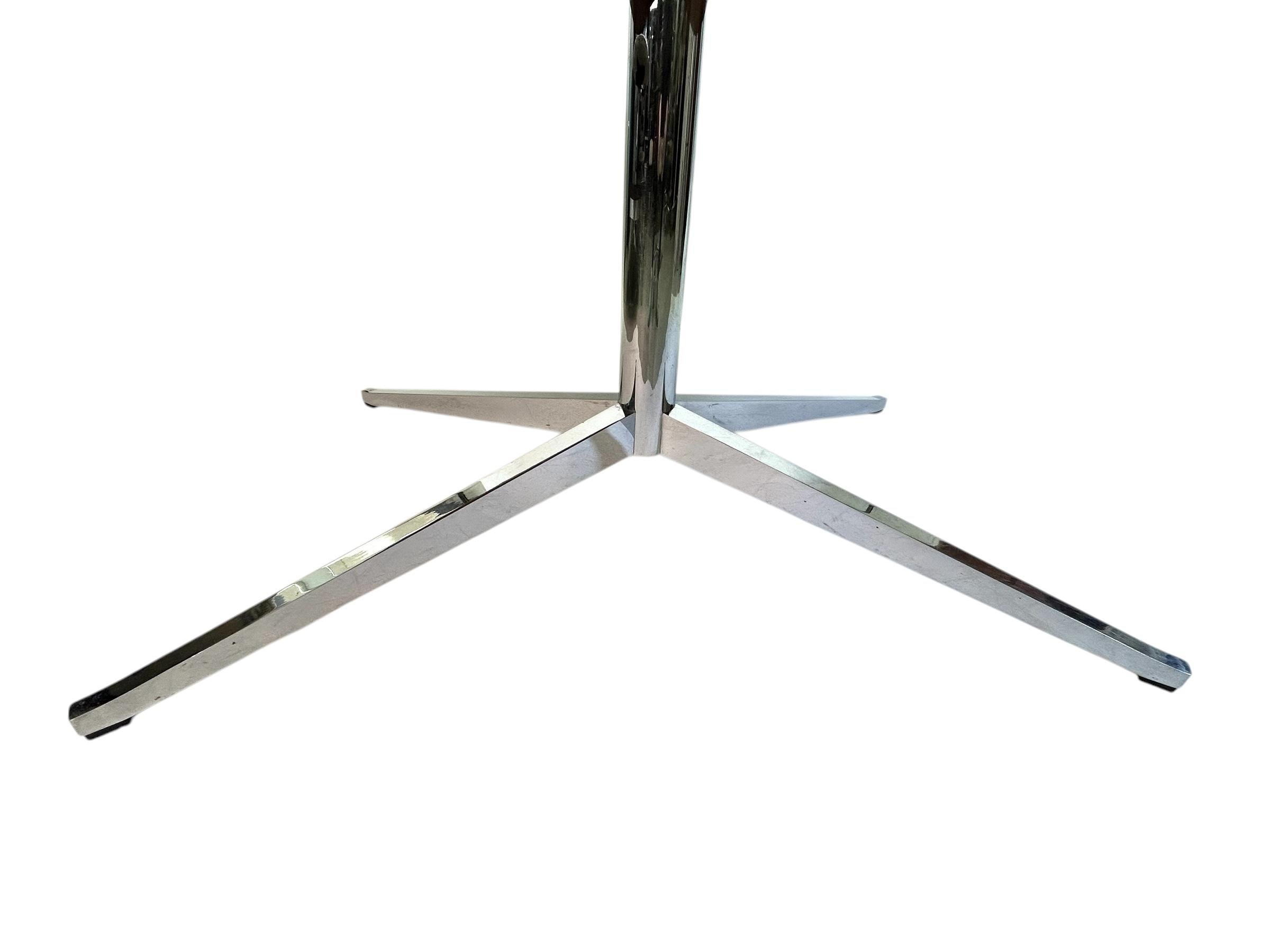 Américain Table de salle à manger ou bureau ovale Florence Knoll avec base chromée à 4 étoiles en vente
