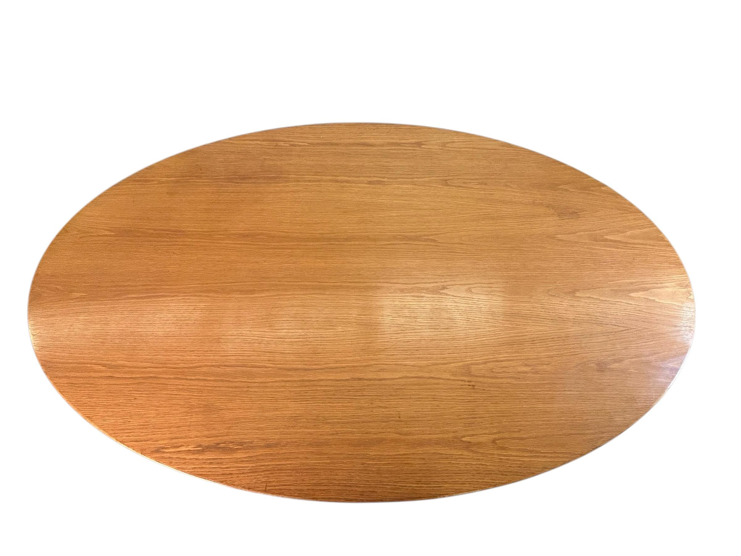 Fait main Table de salle à manger ou bureau ovale Florence Knoll avec base chromée à 4 étoiles en vente