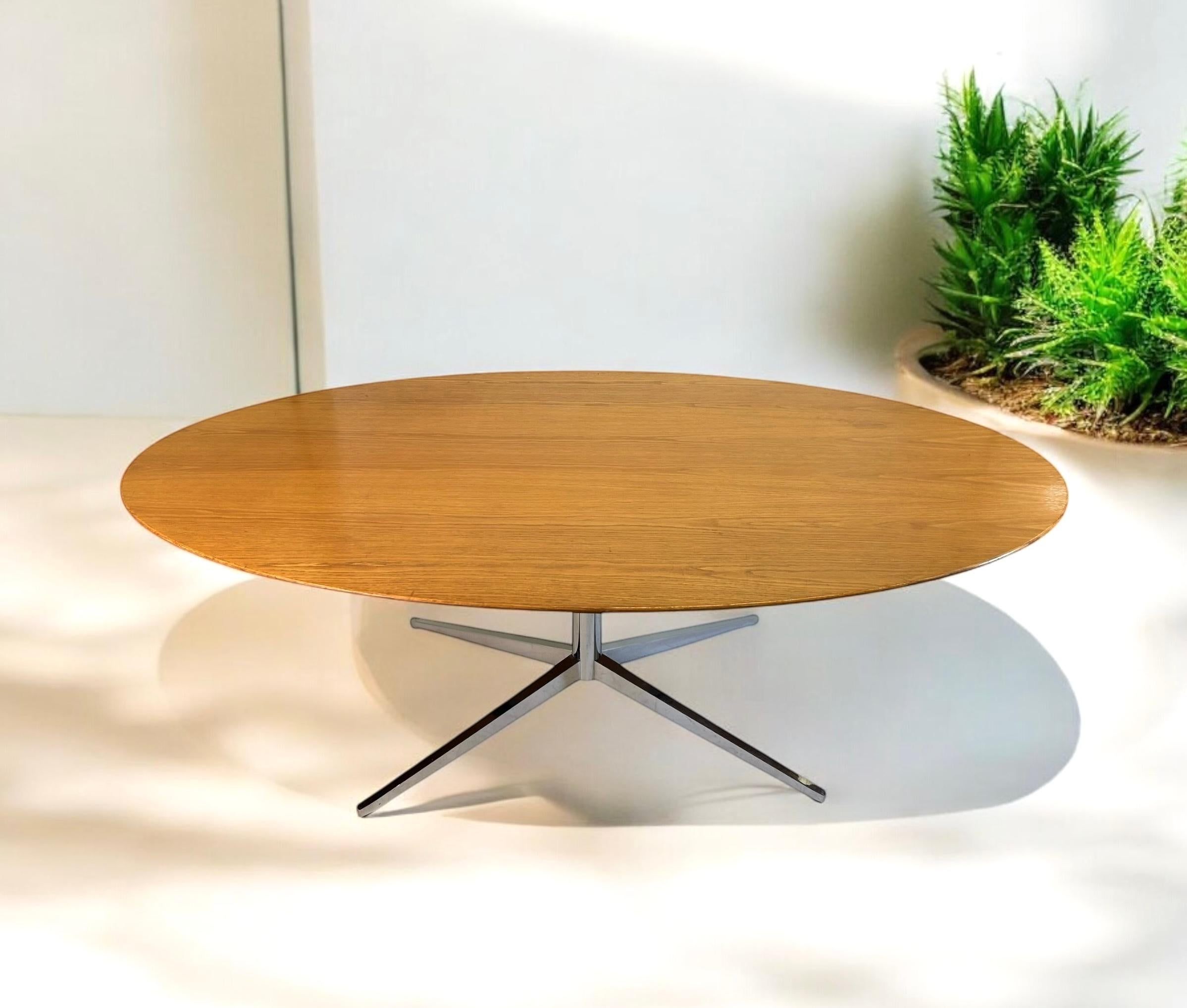 Milieu du XXe siècle Table de salle à manger ou bureau ovale Florence Knoll avec base chromée à 4 étoiles en vente
