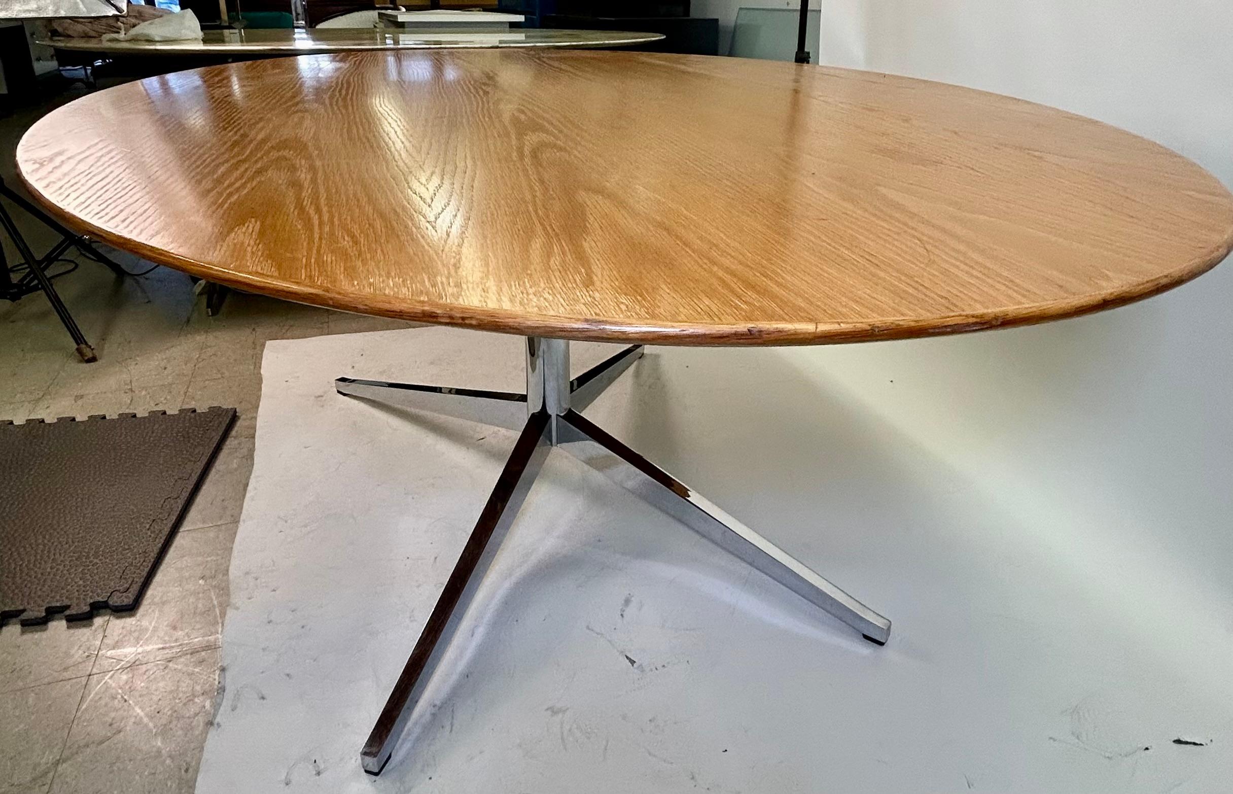 Acier Table de salle à manger ou bureau ovale Florence Knoll avec base chromée à 4 étoiles en vente