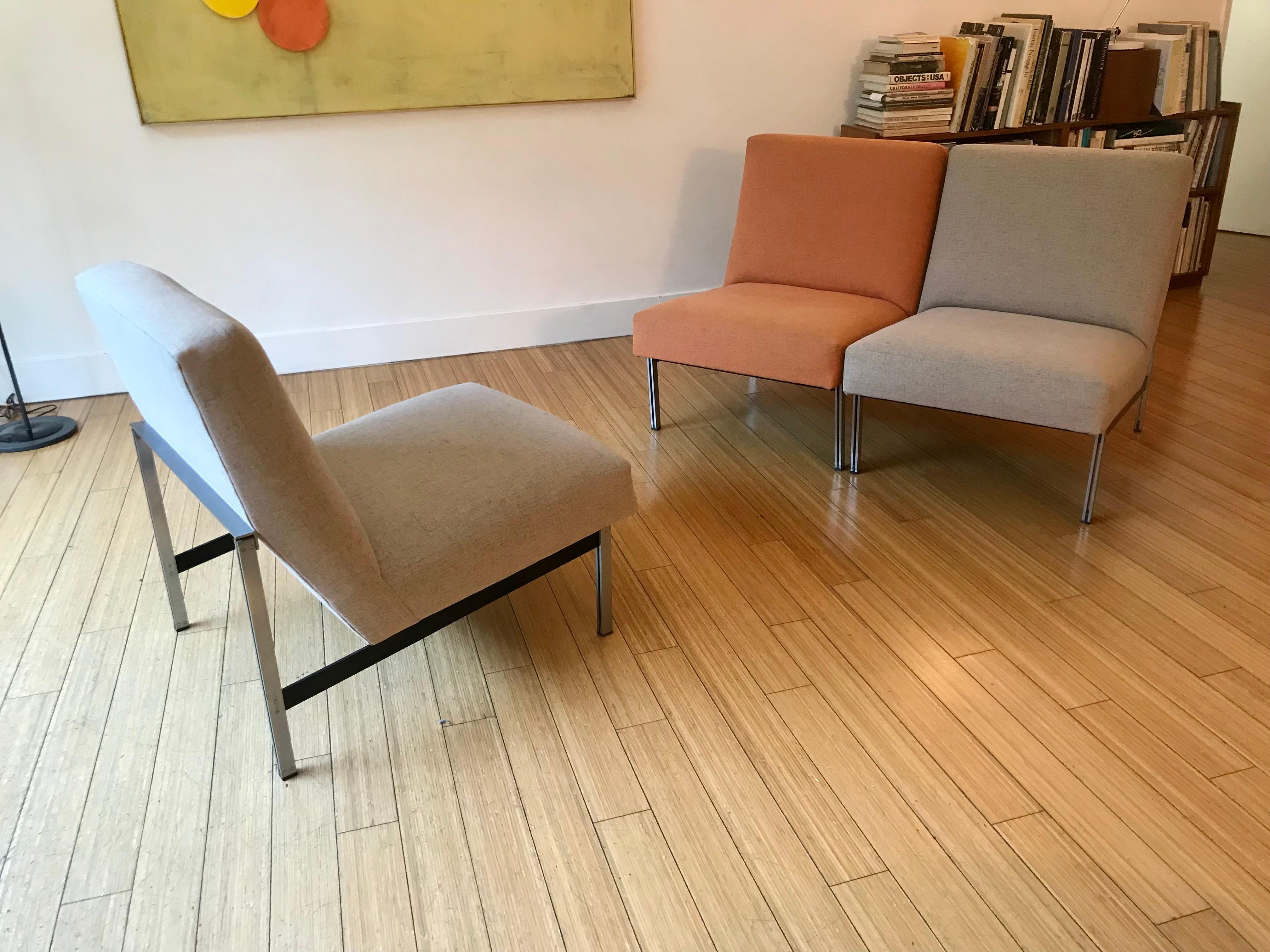 Classic Knoll Design.
Ultra modern.
Architectural base.
Fairly new paired down upholstery (about two years old).
Firm and stout padding, very comfy.
Bases are in original vintage condition with minor wear on close inspection, some scuffs / scratches
