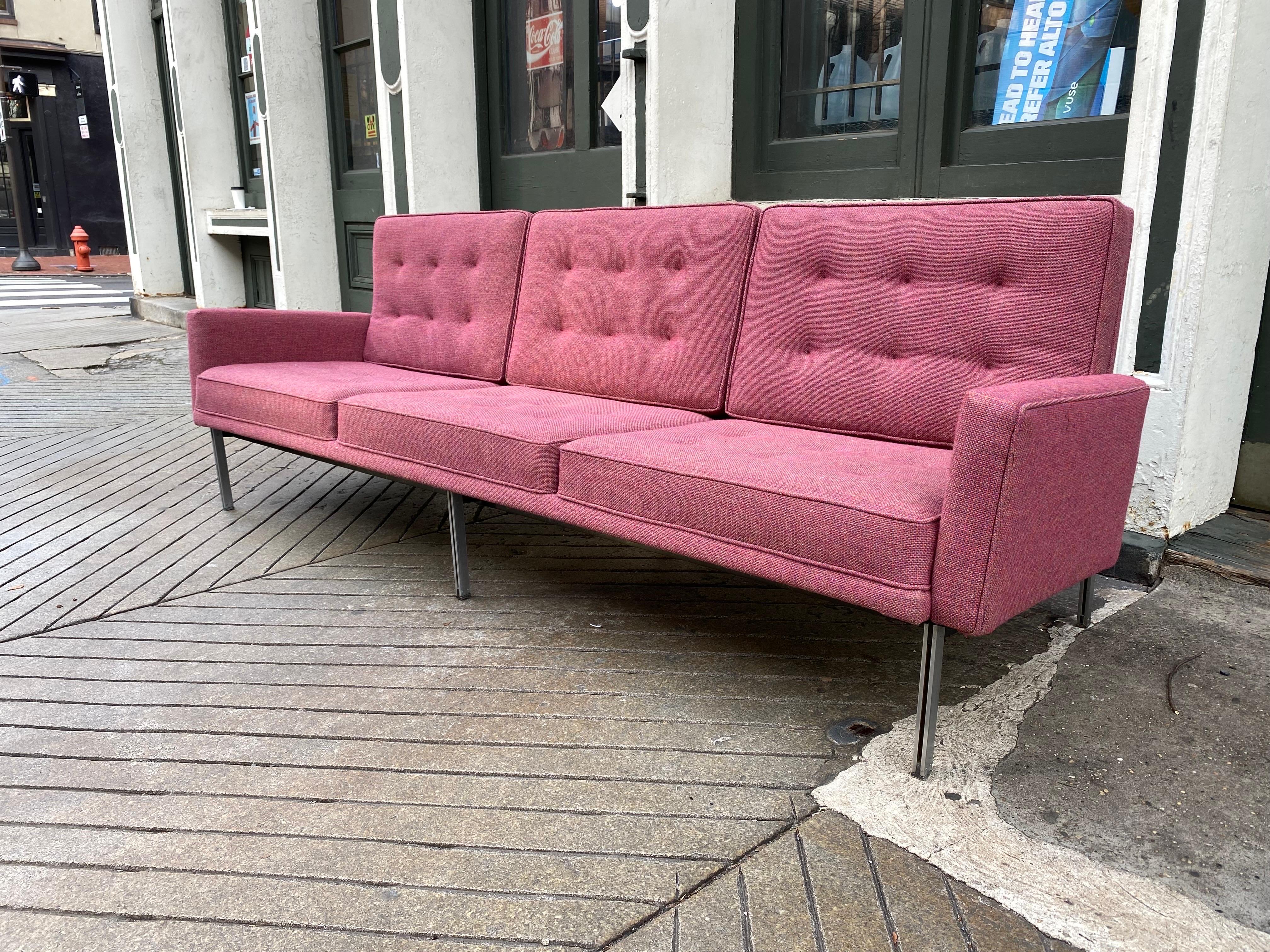 Florence Knoll Parallele Bar Armed Sofa. Neu gepolstert mit einem tollen Webstoff in Rot-, Grau- und Violetttönen. Sehr solide und substanziell, sieht vorne und hinten gut aus! Ganz neuer Schaum und Stoff! Zwei Stangen aus Edelstahl mit schwarzem