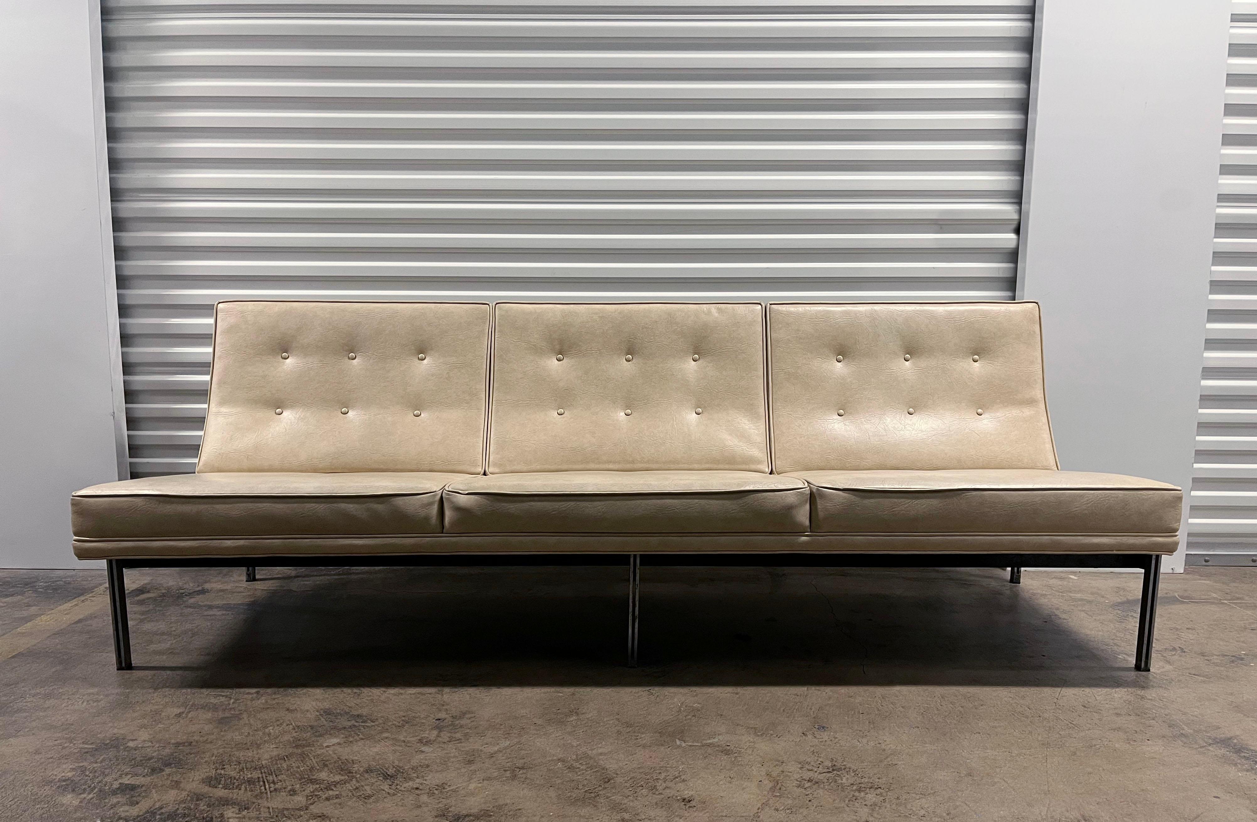 Canapé Parallele de Florence Knoll. Elle a été recouverte à un moment donné d'un vinyle en similicuir blanc cassé. Le vinyle présente quelques dommages qui devraient pouvoir être réparés. Je pense qu'avec quelques petites réparations de vinyle, la