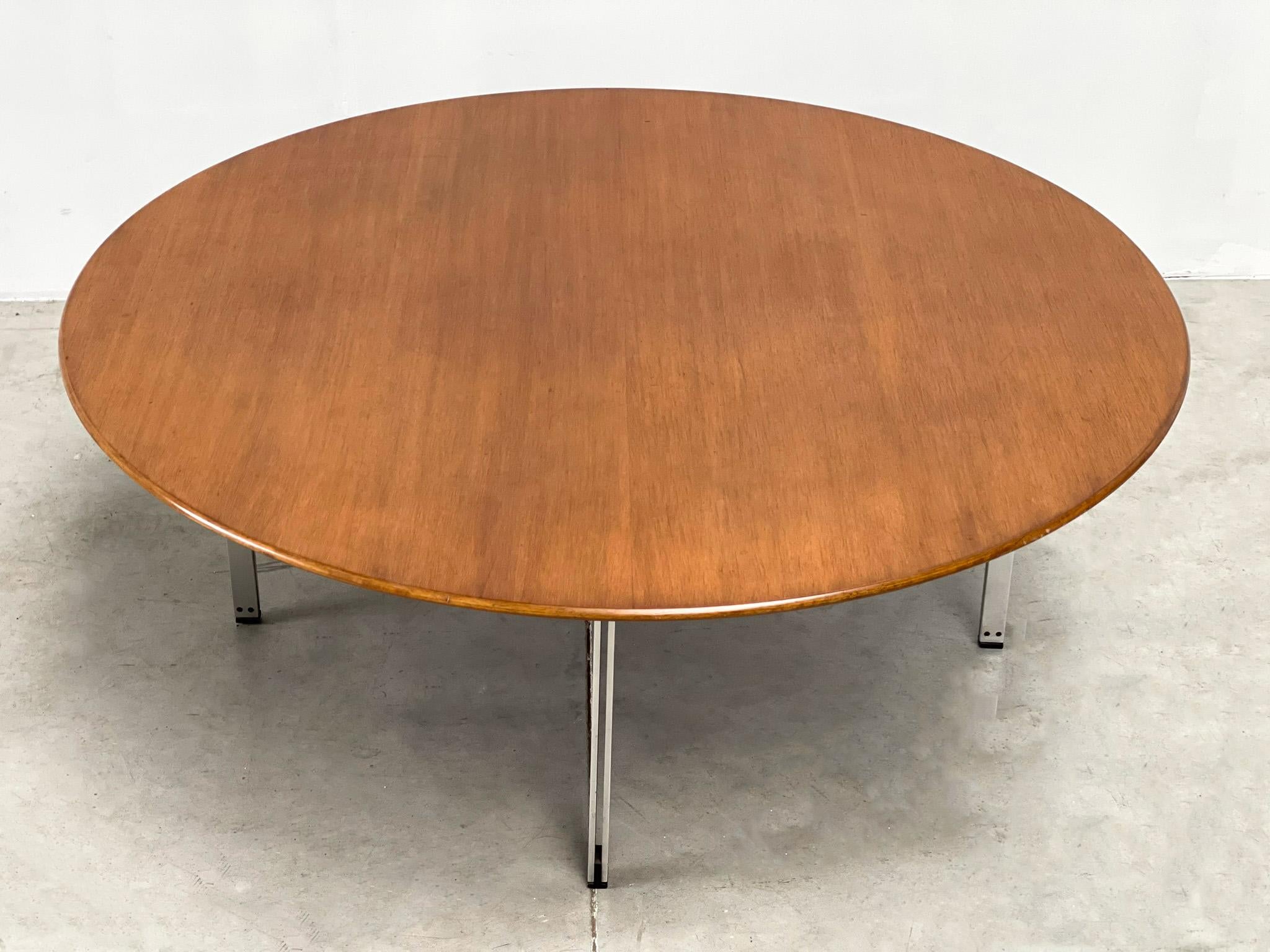 Florence Knoll Parallel coffee table
Very elegant coffee table from 1 of the most famous designers an the last century.

This coffee table was designed by Florence Knoll in the 1960s. It is a very beautiful elegant design. The table is in very nice