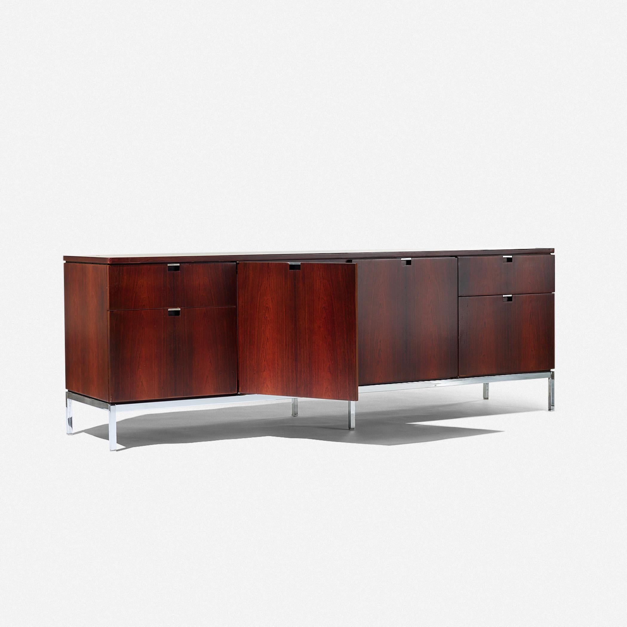 Florence Knoll rosewood cabinet

Chrome plated steel base

Measures: 74.5” Length x 18” depth x 26” height

In good vintage condition structurally sound 

Veneer refinished

Lock does not function.
 