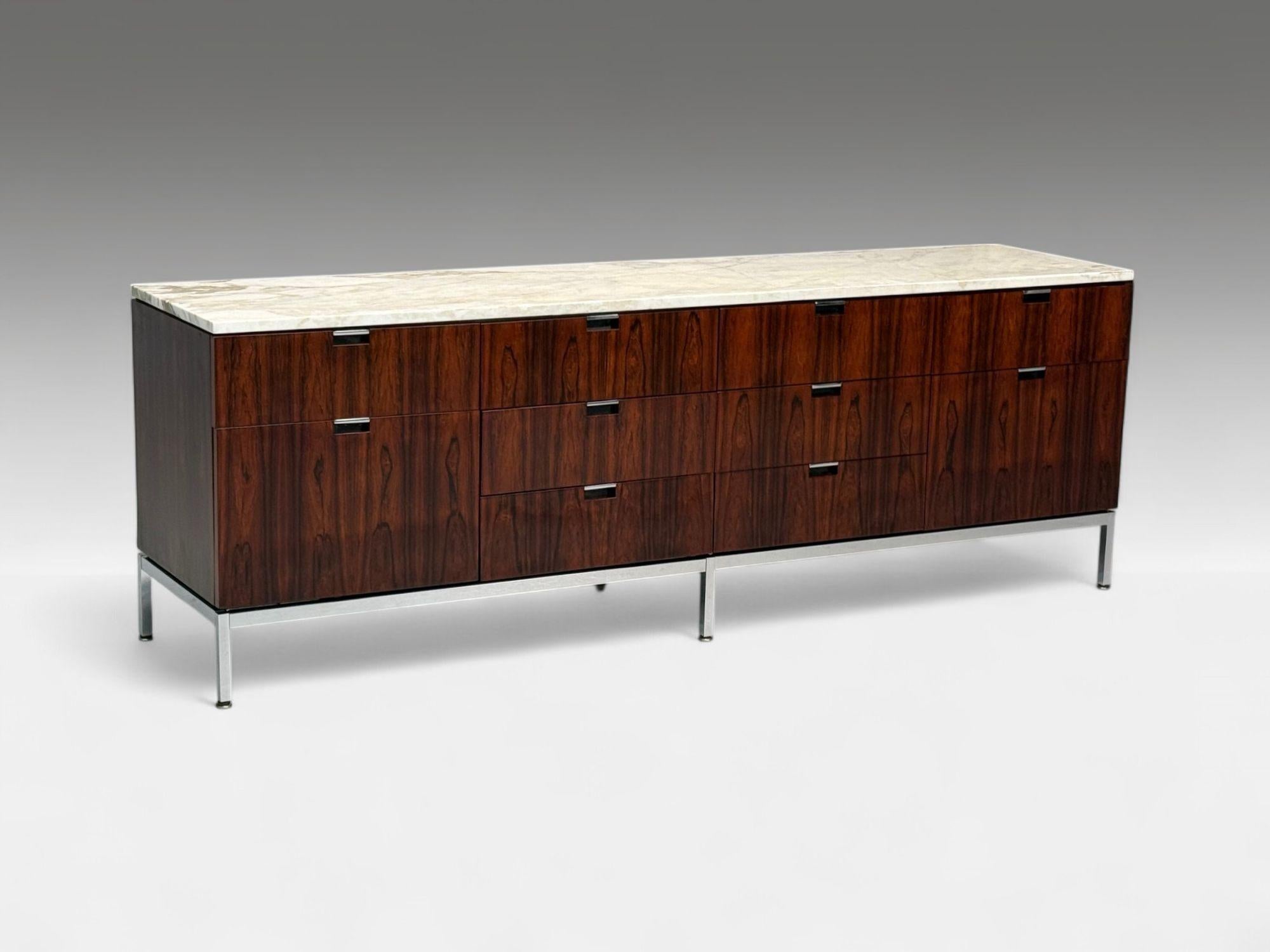 Florence Knoll, Moderno de mediados de siglo, Palisandro, Cromo, Mármol, Credenza, Aparador, EEUU, Años 60

Un ejemplo totalmente restaurado de un aparador modernista de Florence Knoll con caja de palisandro, patas cromadas y encimera de mármol. Los