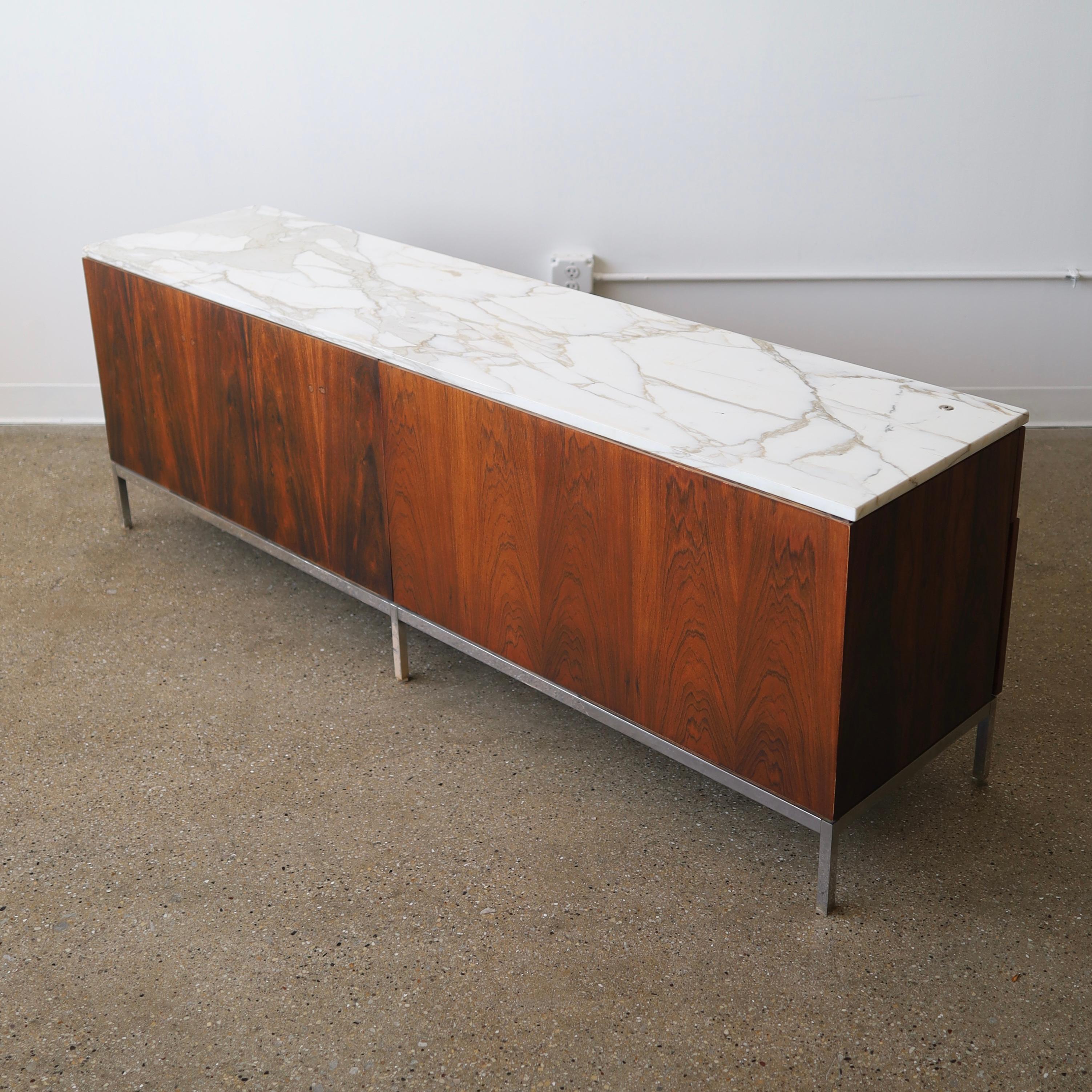 Mid-Century moderno Credenza in palissandro Florence Knoll in vendita