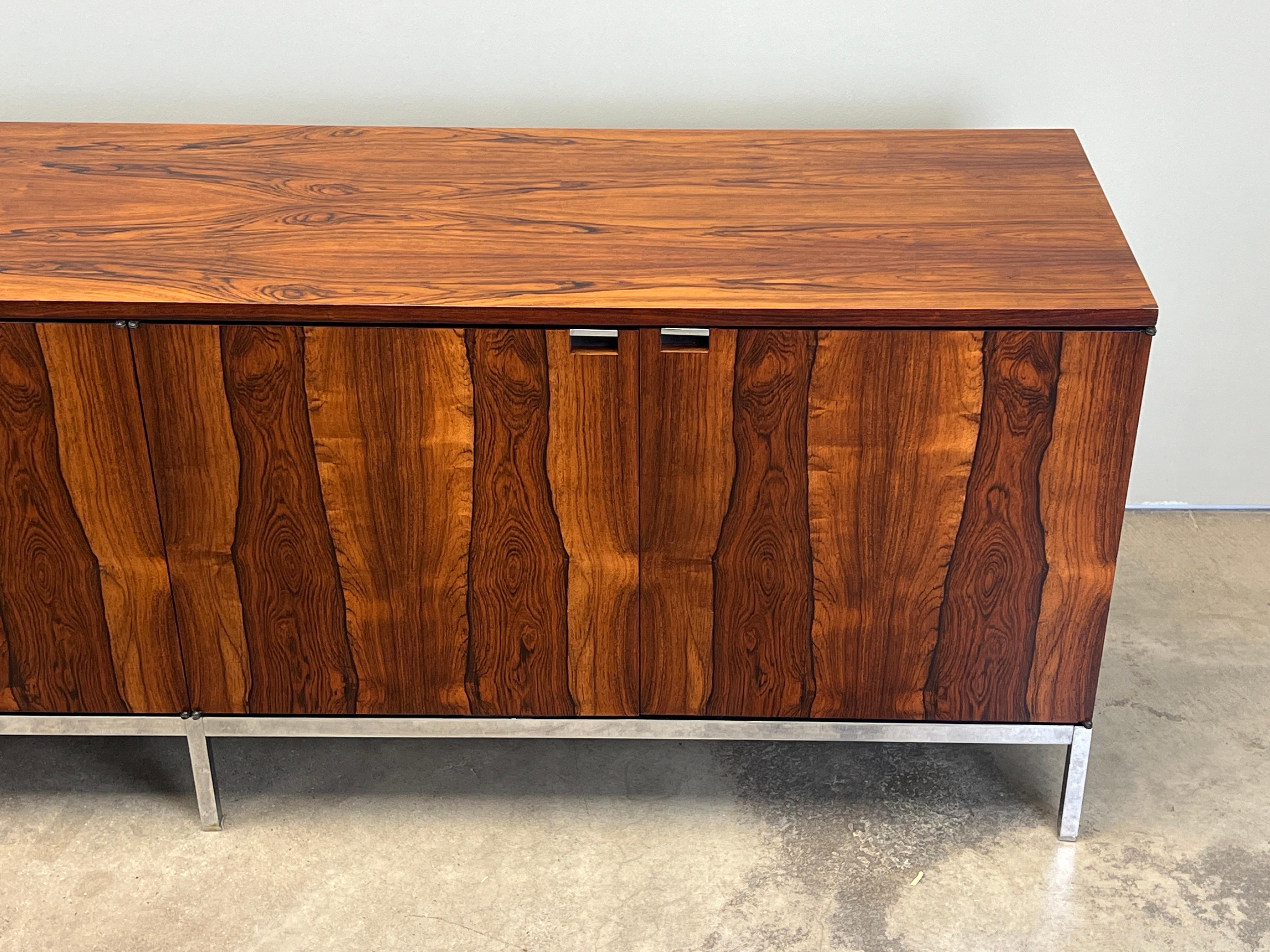 Fine XX secolo Credenza in palissandro Florence Knoll in vendita