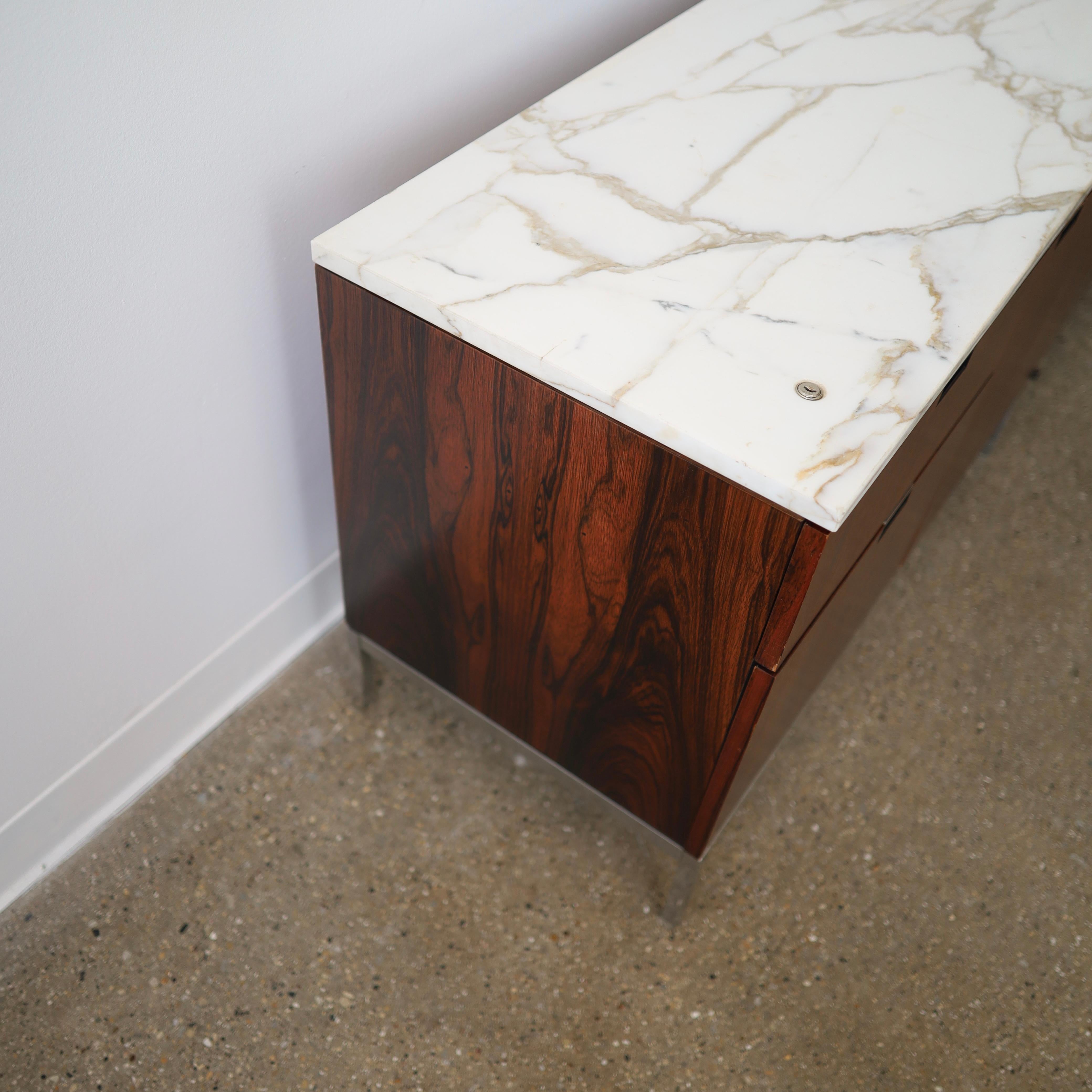 Credenza in palissandro Florence Knoll In condizioni discrete in vendita a Chicago, IL