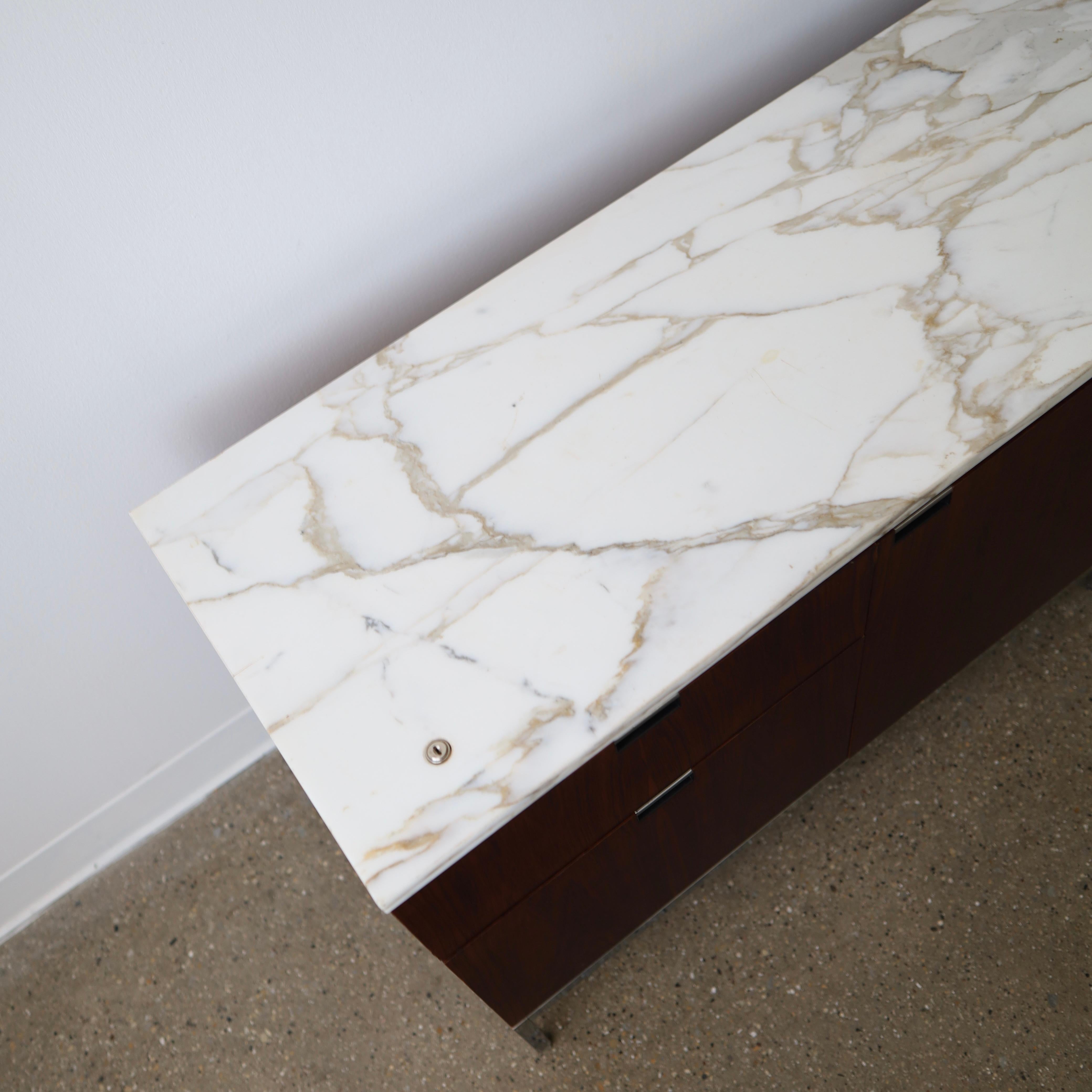 Metà XX secolo Credenza in palissandro Florence Knoll in vendita