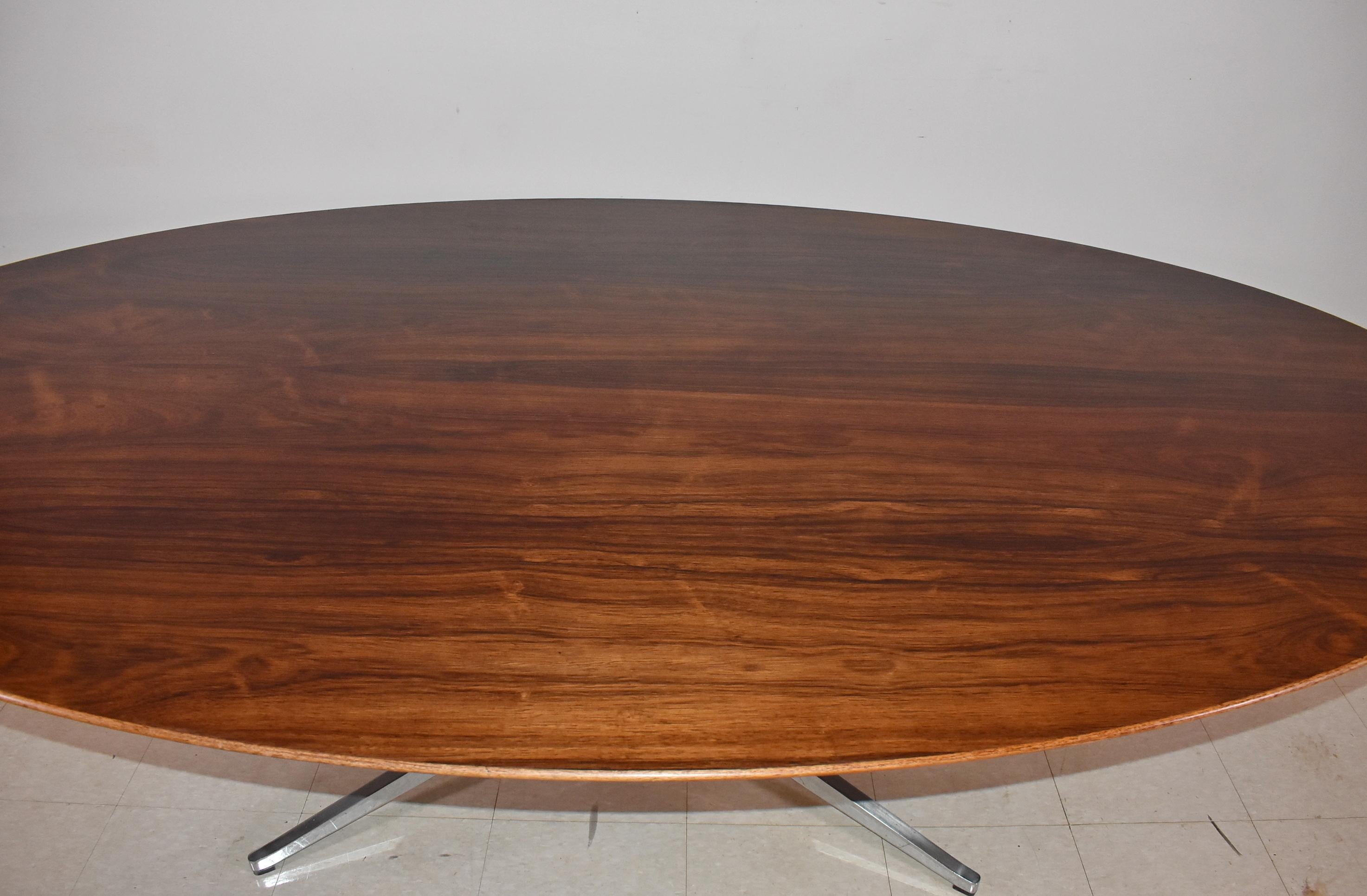 Table en bois de rose Florence Knoll. Cette table mesure 96
